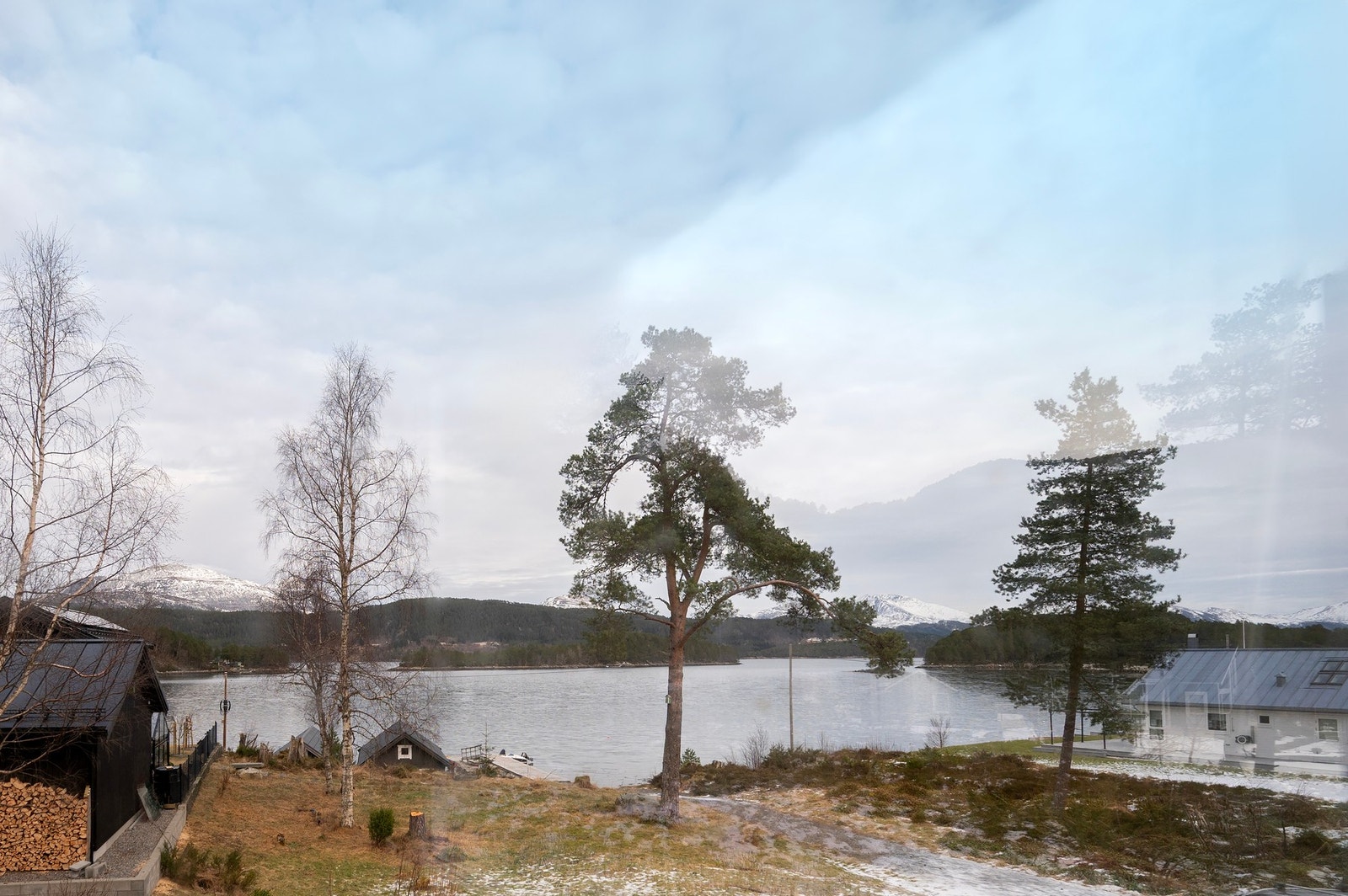 Eiendommen ligger i et mindre felt med nyere fritidsboliger. Galleribilde