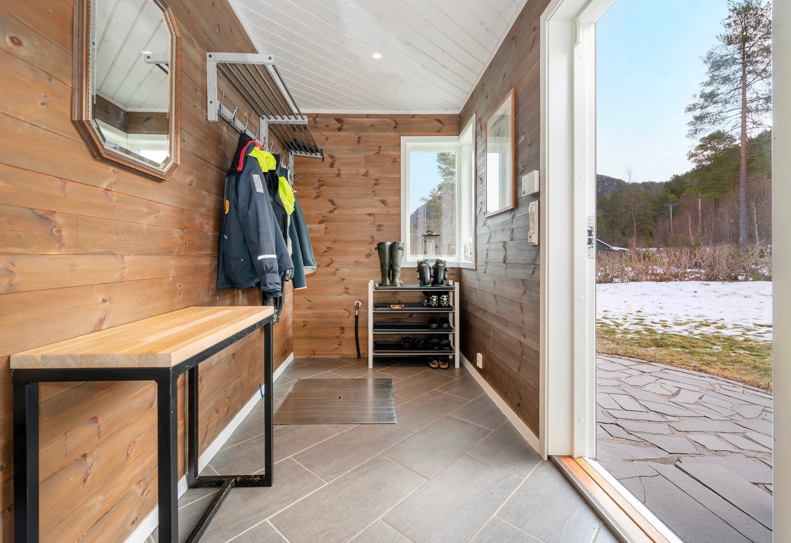 Praktisk inngangsparti med god plass! Galleribilde