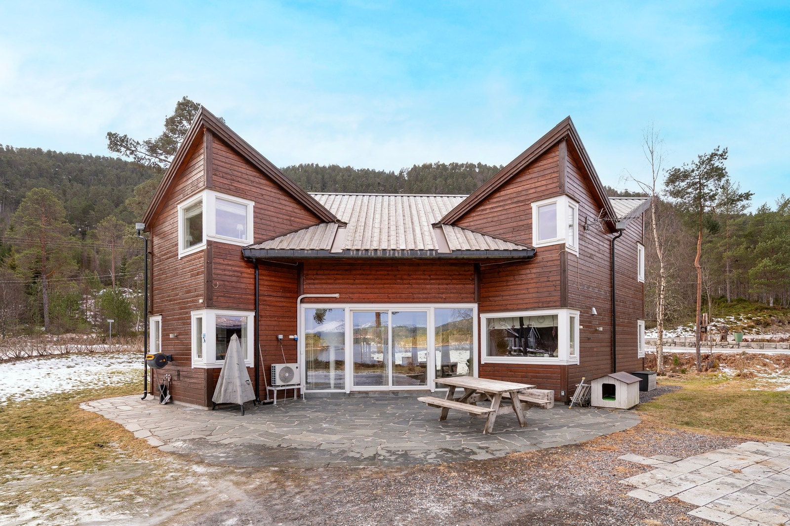 En solid og karakterfull fritidsbolig i naturskjønne omgivelser! Galleribilde