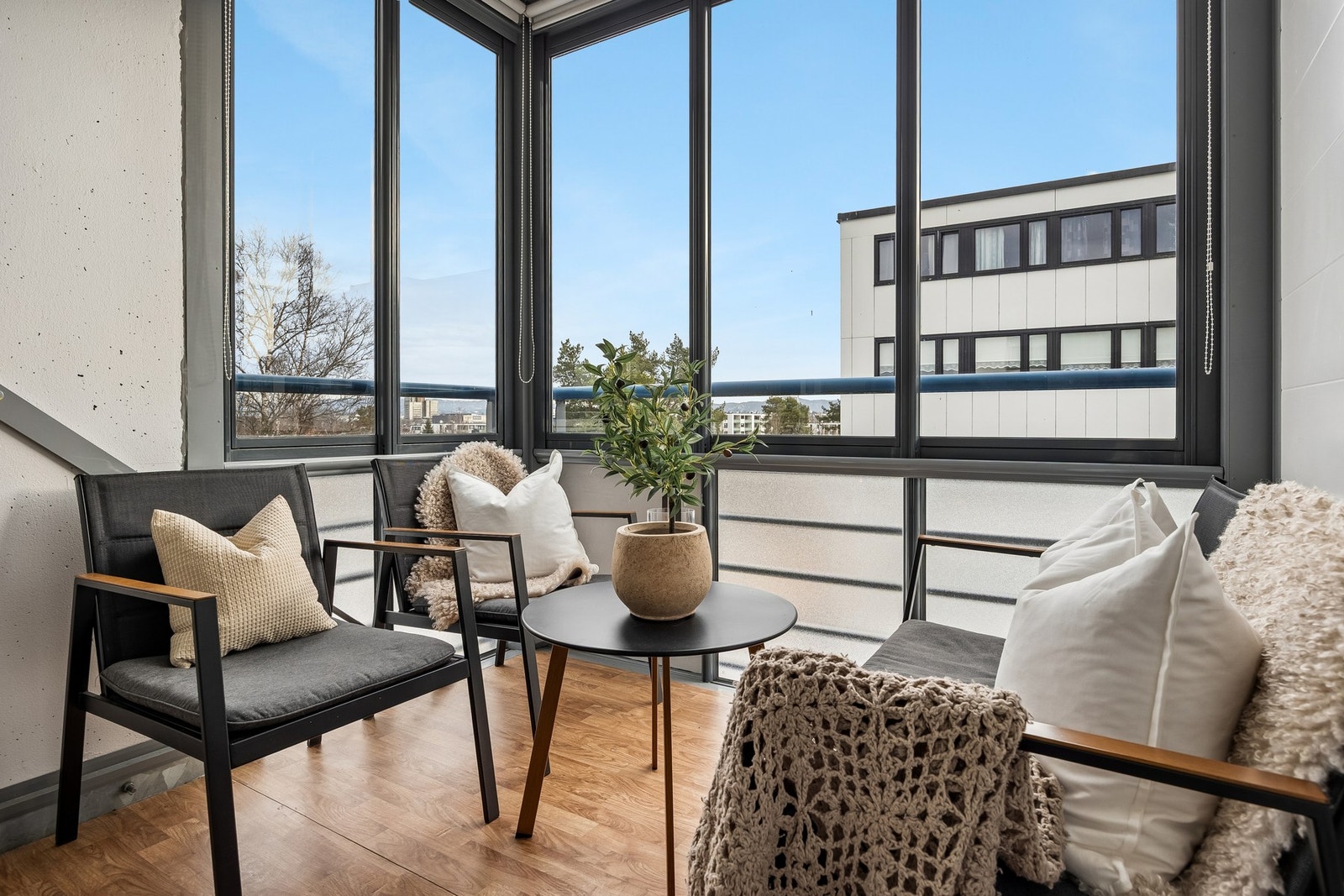 En innglasset balkong som gir et ekstra bruksrom store deler av året. Galleribilde