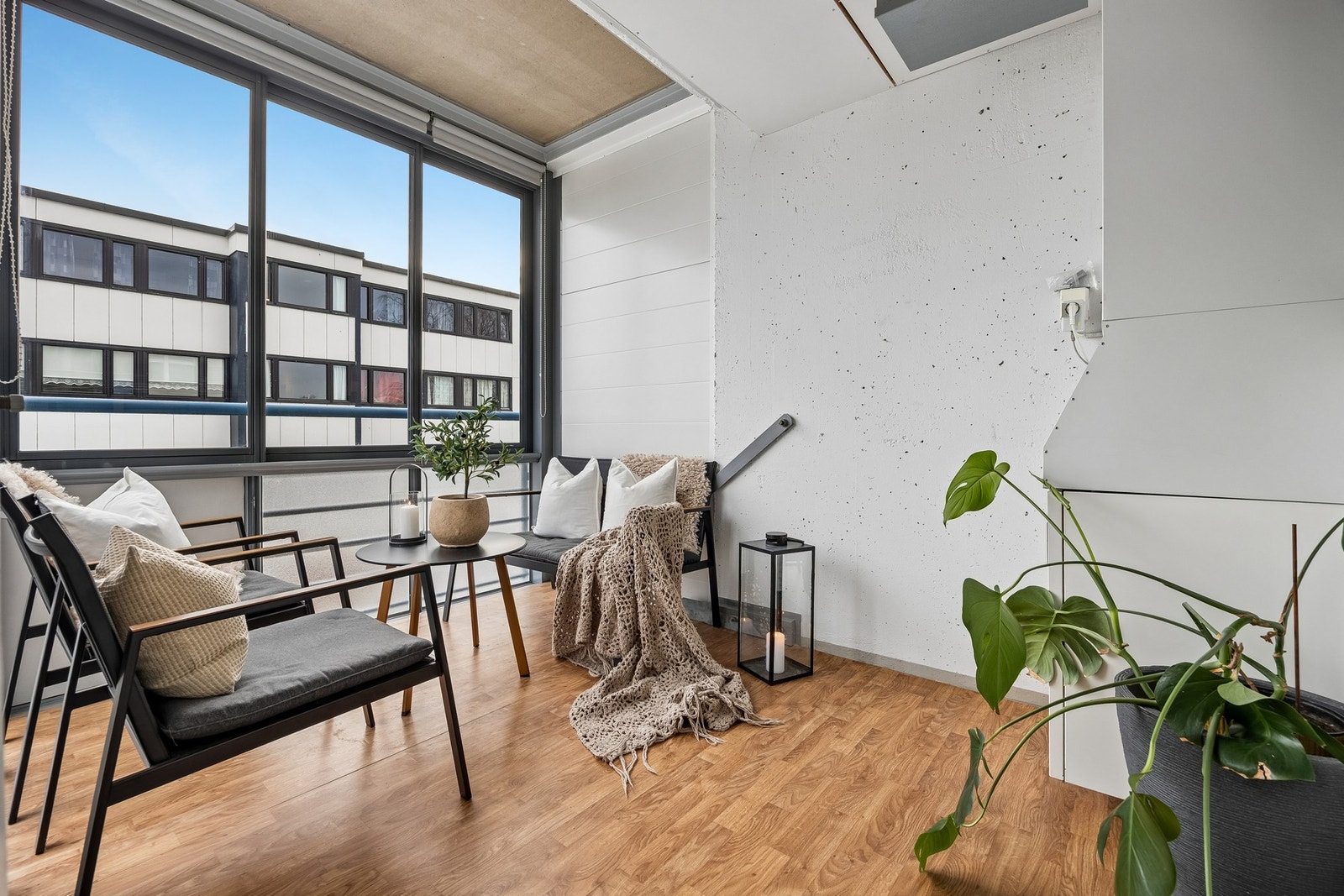Solrik balkong med god plass til utemøbler - perfekt for rolige morgenkaffer eller sene sommerkvelder. Galleribilde