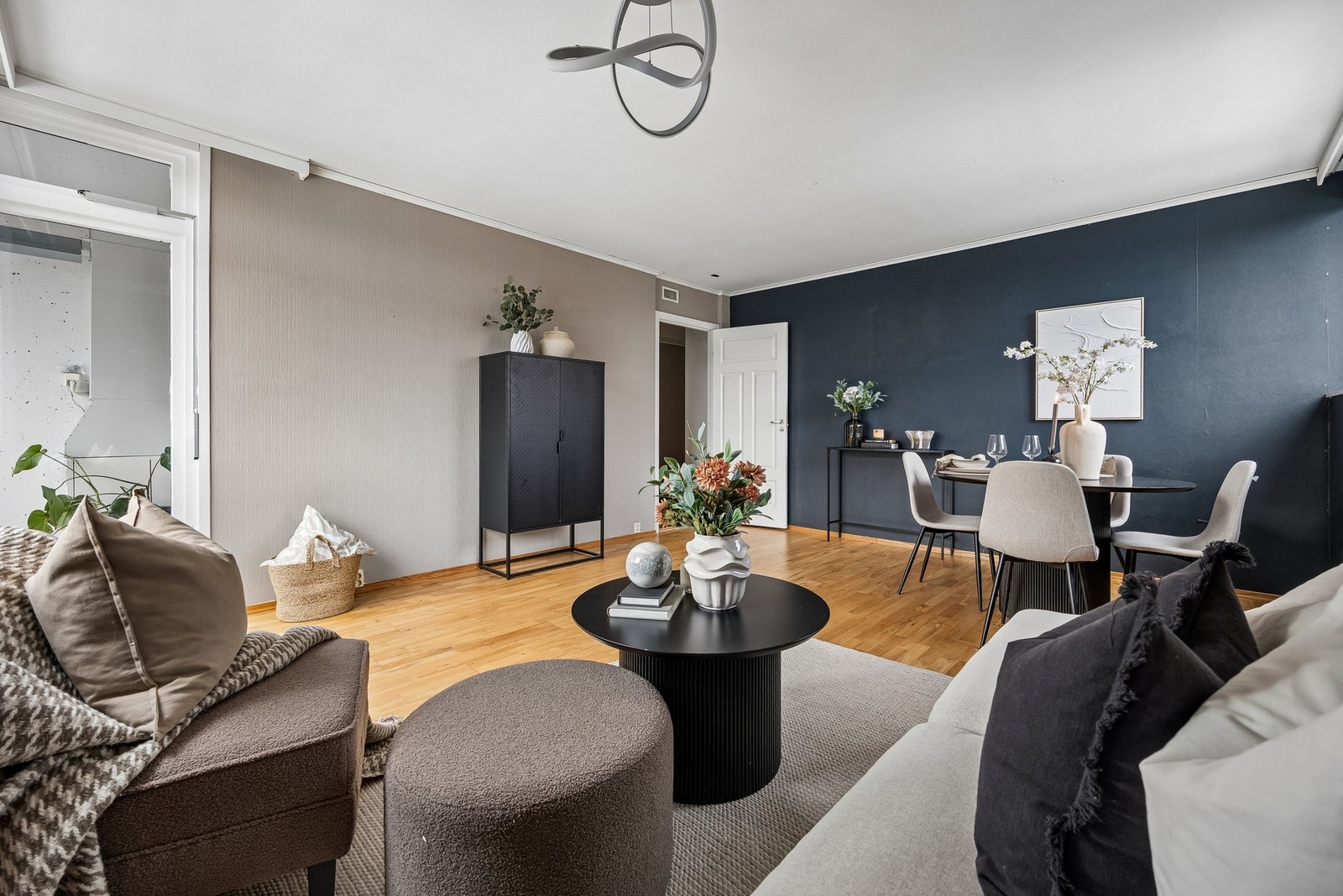 Stue med god plass til sofagruppe og naturlig sone for avslapning. Galleribilde