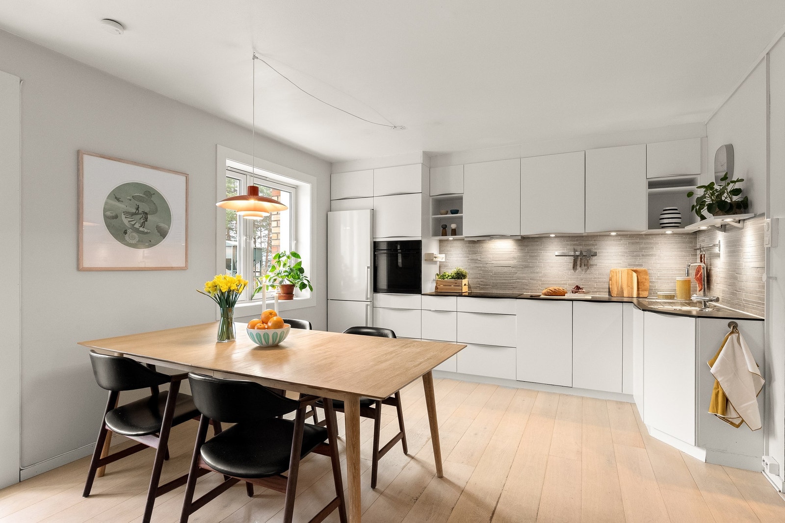 Naturlig plass til spisebord gir gode muligheter for å invitere på middagsselskaper. Med den åpne kjøkkenløsningen har du god kommunikasjon med gjestene mens middagen lages. Galleribilde