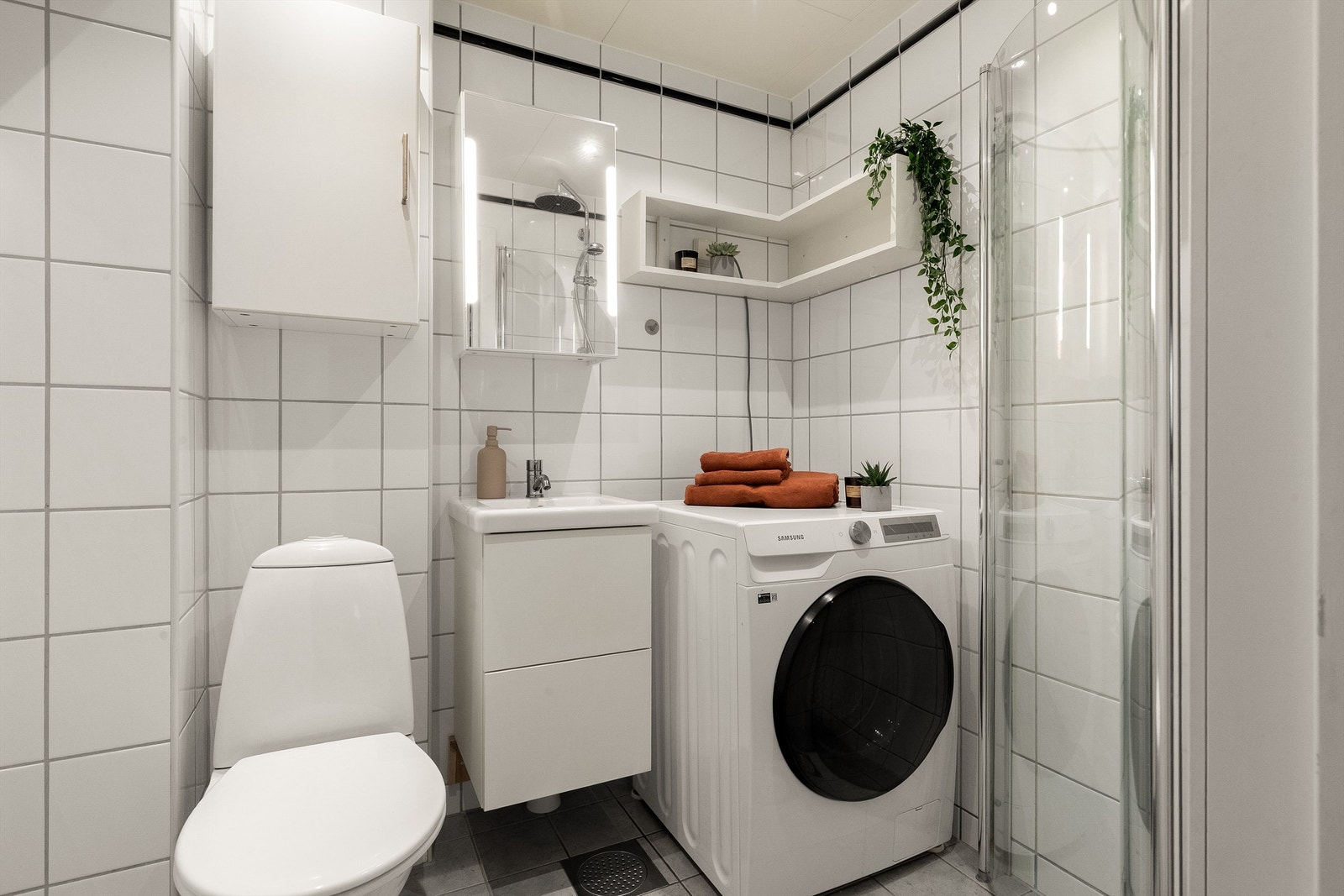 Flislagt bad med gulvvarme pusset opp i regi av borettslaget i 2004. Galleribilde