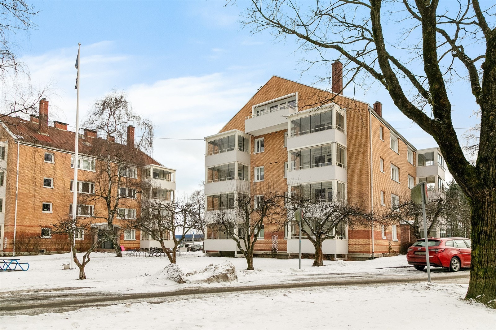 Borettslaget har store, velholdte grøntområder mellom bygningene. Galleribilde