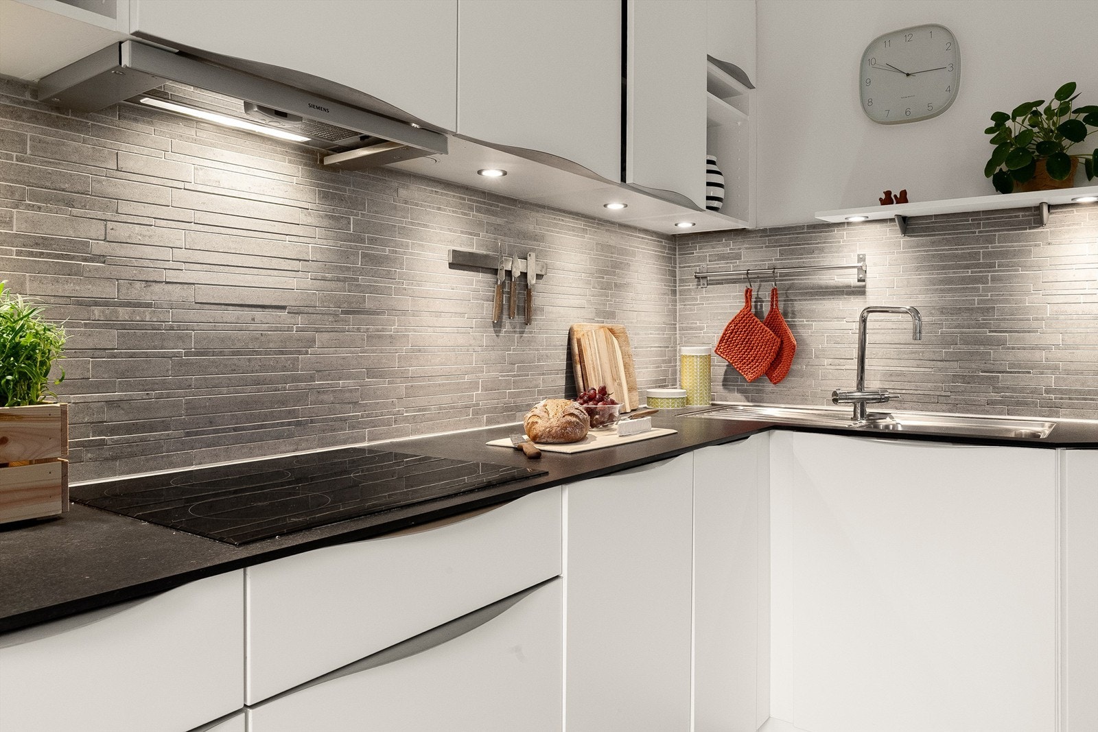 Laminatbenkeplate med nedfelt vaskekum og er enkel å vedlikeholde. Galleribilde