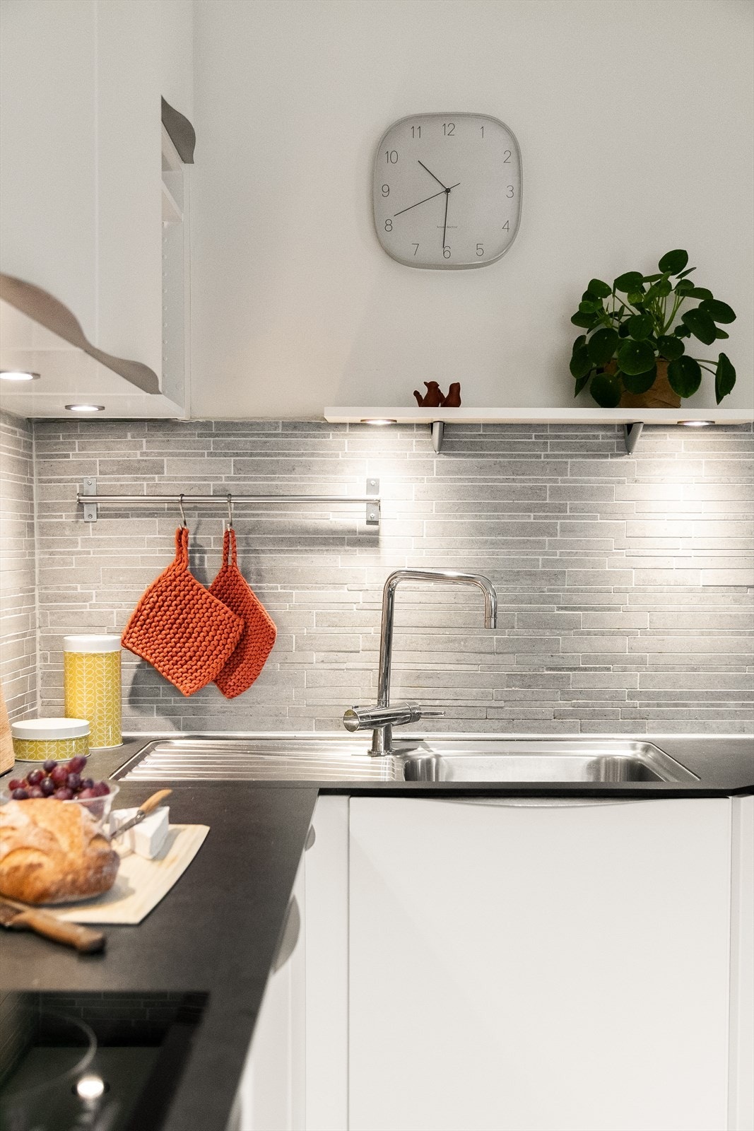 Kjøkkenventilator med kullfilter er plassert over kokeplassen. Galleribilde