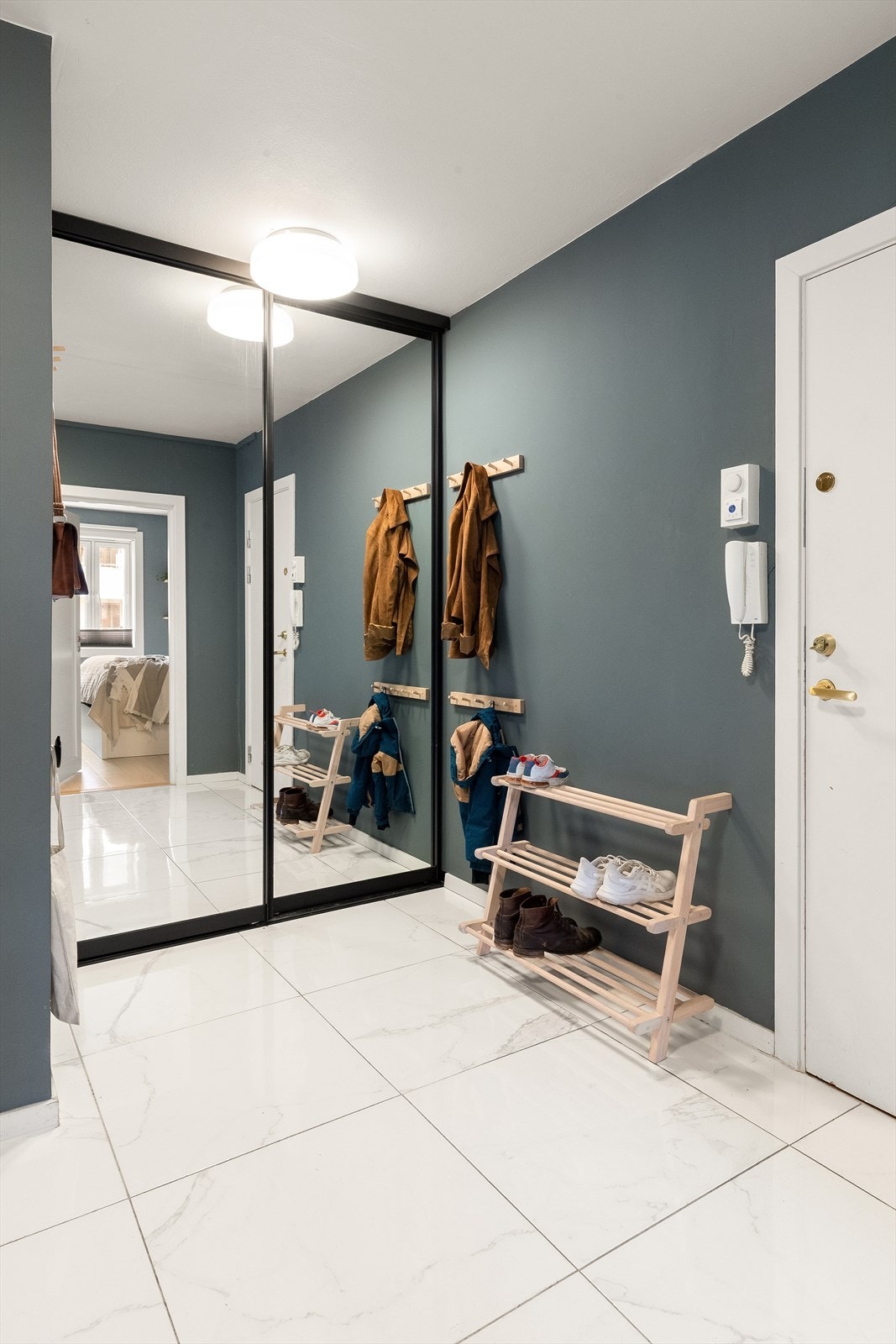 En stor skyvedørsgarderobe gir rikelig med oppbevaringsplass for yttertøy og sko. Der hvor garderobeskapet er i dag, var det opprinnelig en bod. Denne er nå implementert som en del av entréen. Endringen er ikke omsøkt eller godkjent av kommunen. Galleribilde