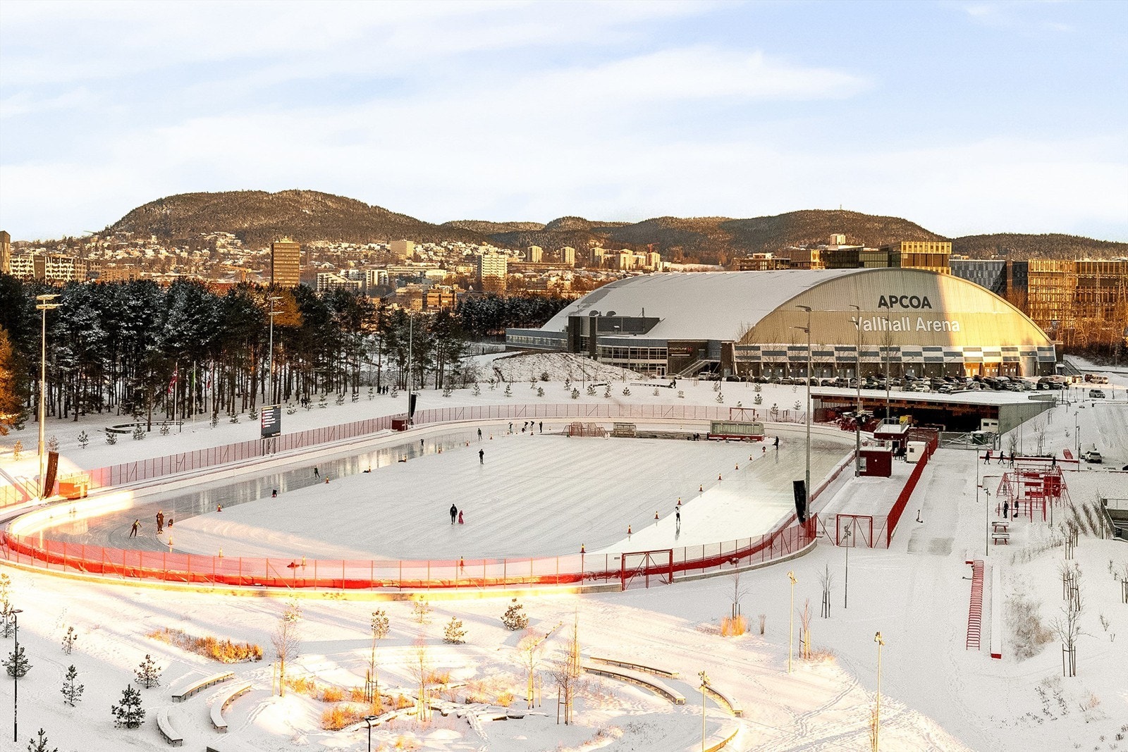 Valle Hovin byr på skøytebane om vinteren. Det preppes også skiløyper i området. Galleribilde
