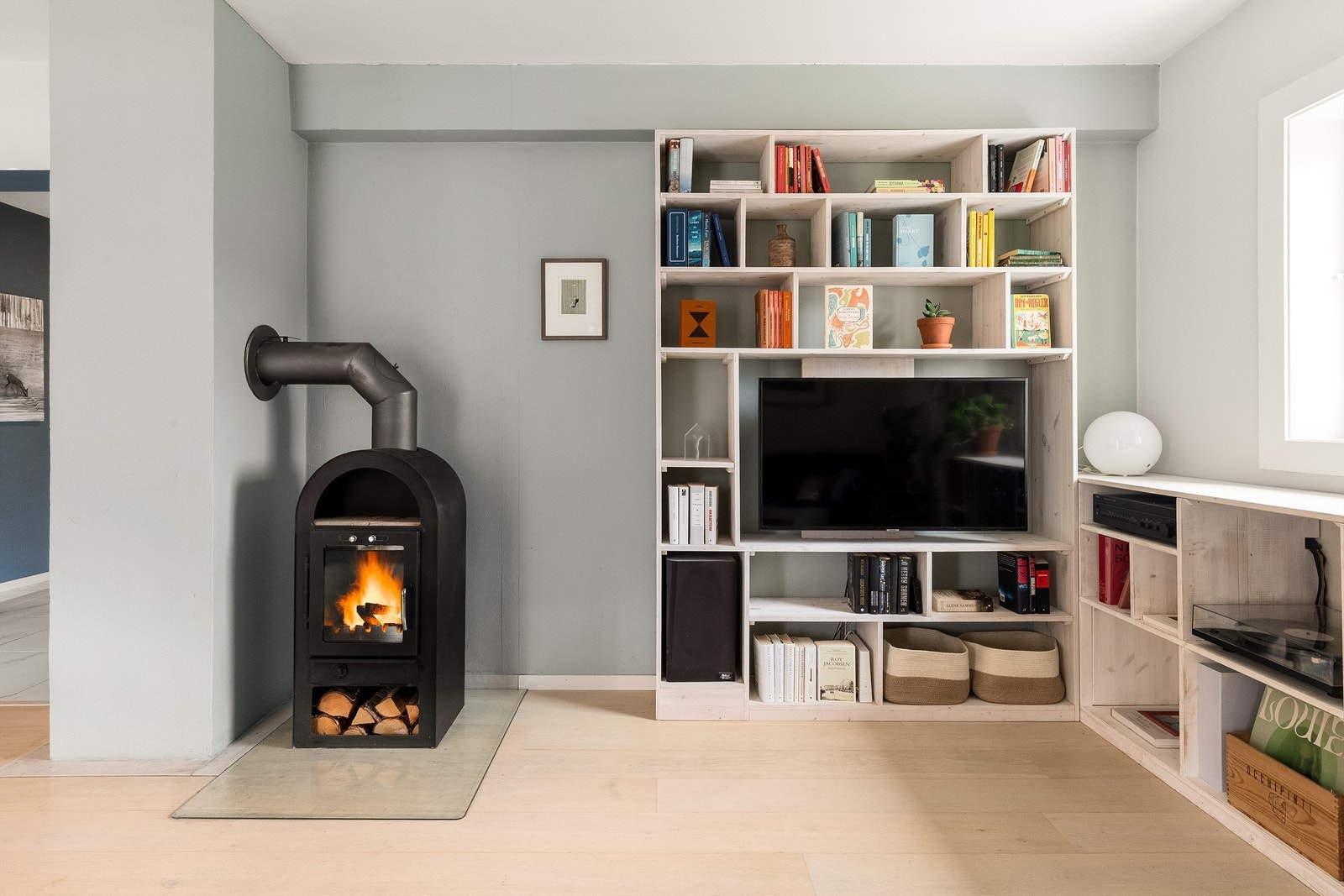 Vedovnen er et sentralt element i rommet og bidrar til et behagelig inneklima. Galleribilde