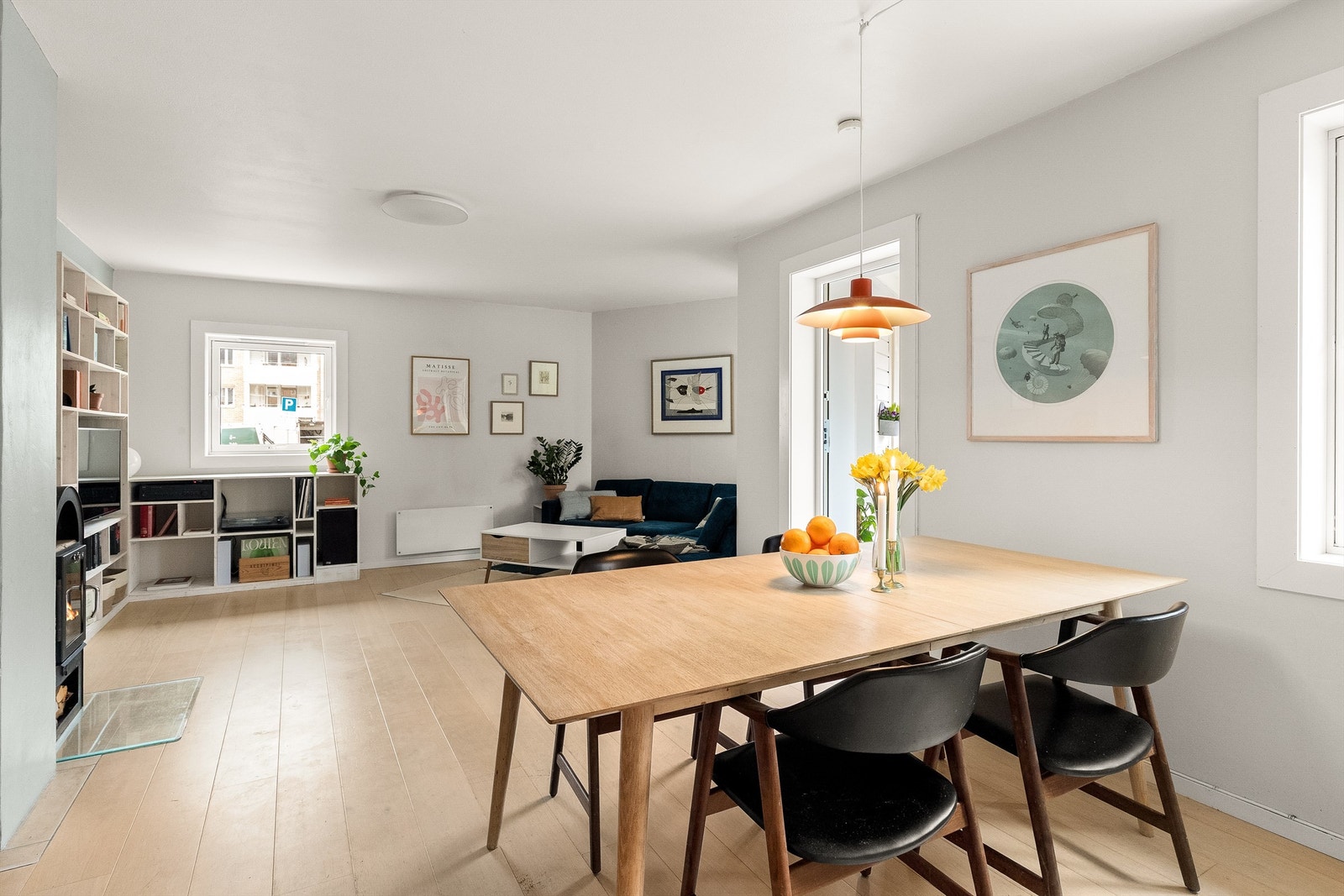 Leiligheten er malt i tidsriktige og moderne farger. Galleribilde