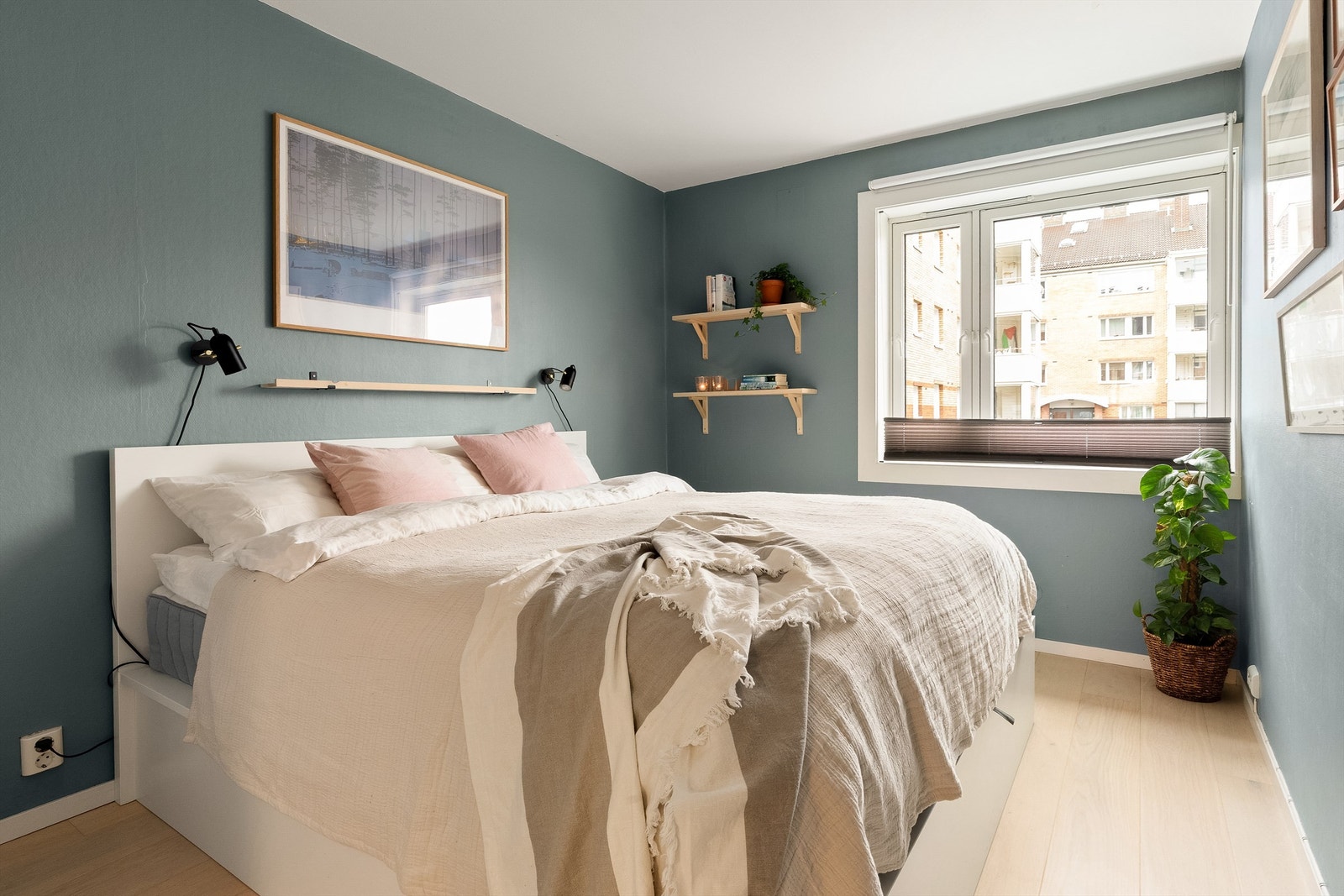 Hovedsoverommet er av god størrelse og kan enkelt innredes med både dobbeltseng og tilhørende nattbord. Galleribilde