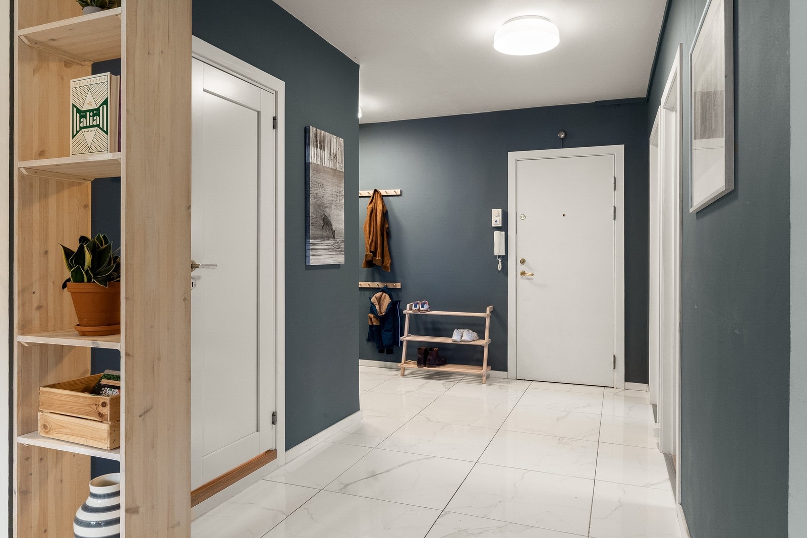 Leiligheten har en praktisk beliggenhet i en høy 1. etasje med trappefri adkomst. Galleribilde