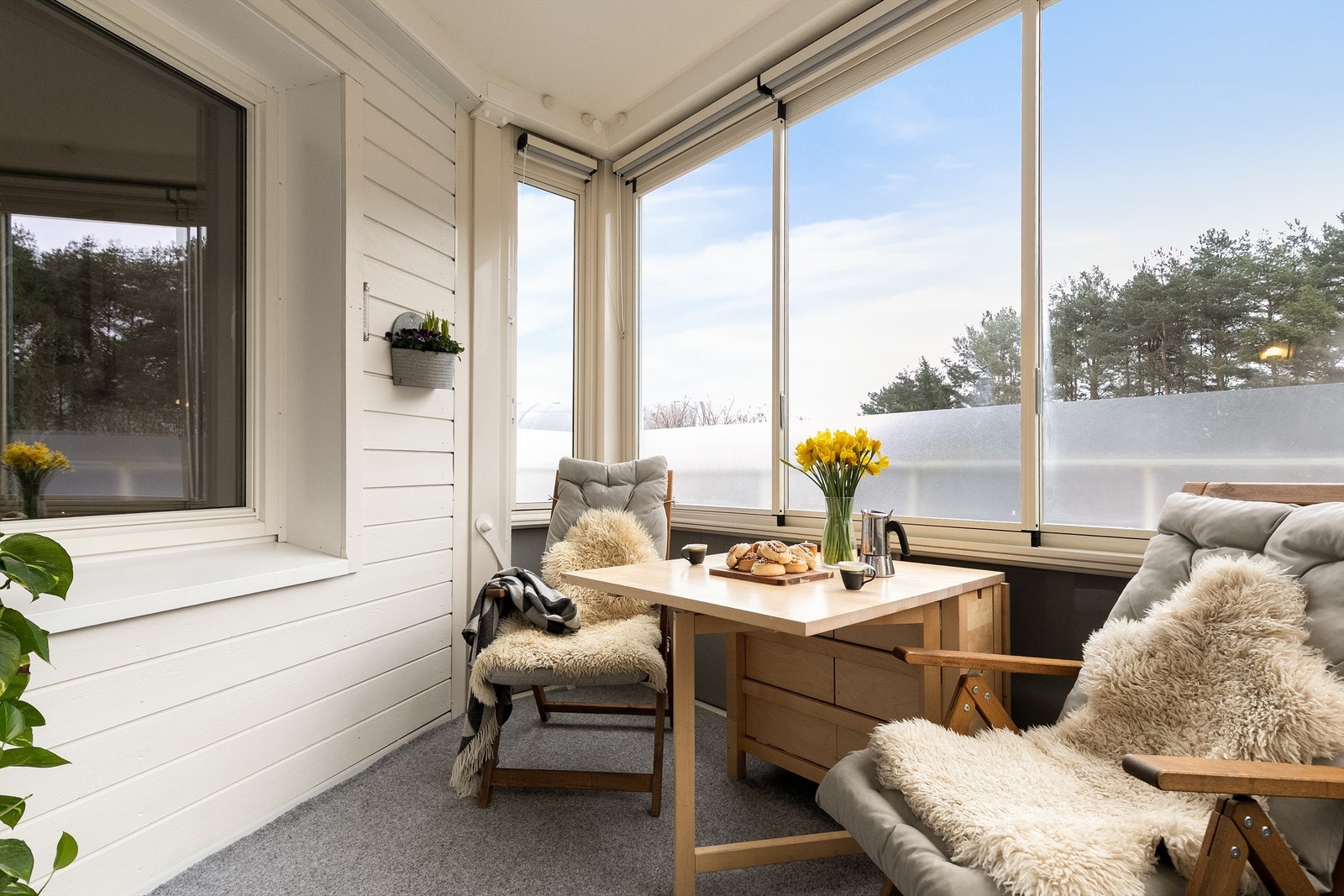 Boligen har en ny, innglasset balkong på 8 m² som fungerer som en forlengelse av stuen store deler av året. Galleribilde