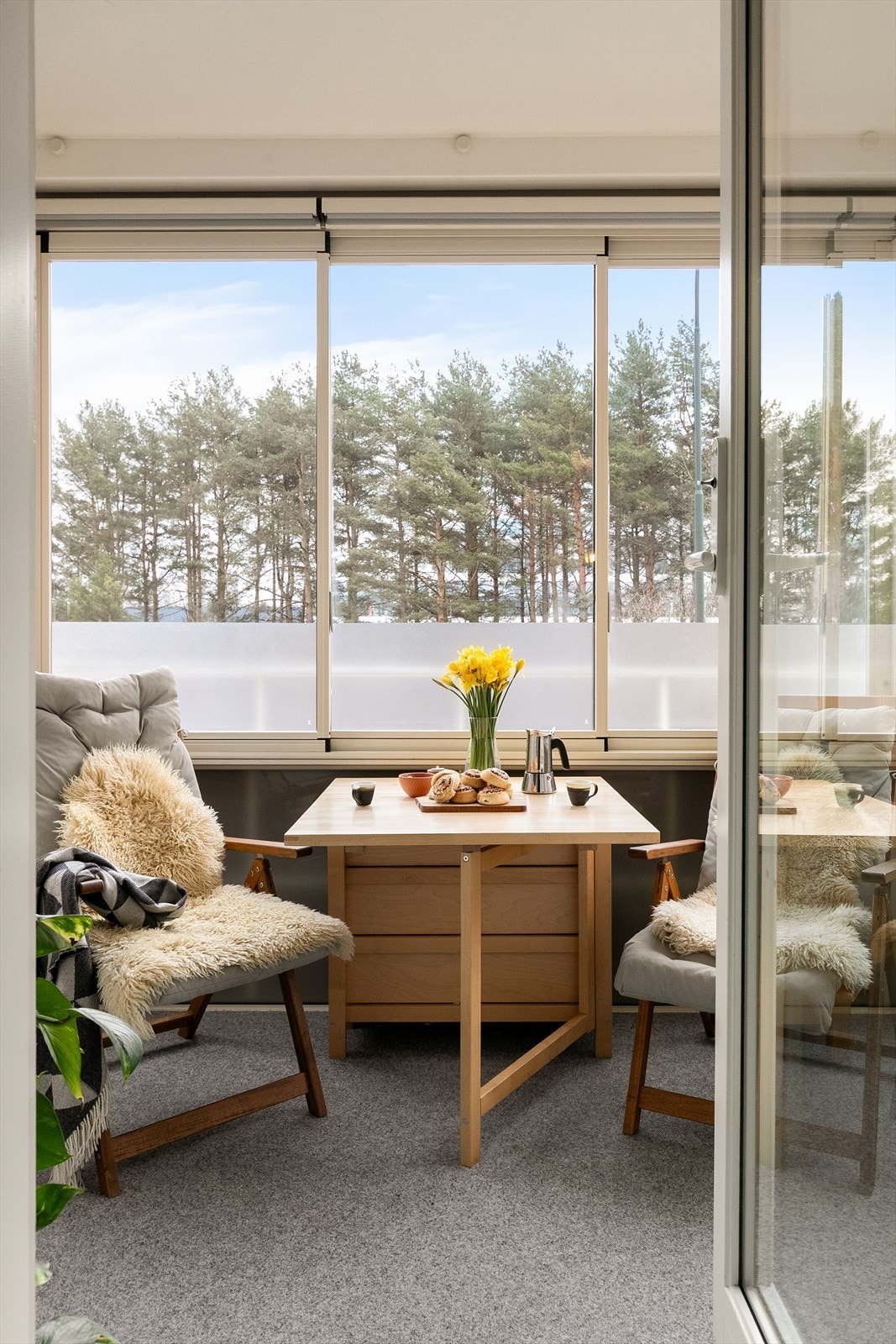 Det er god plass til en hyggelig sittegruppe og grill. Galleribilde