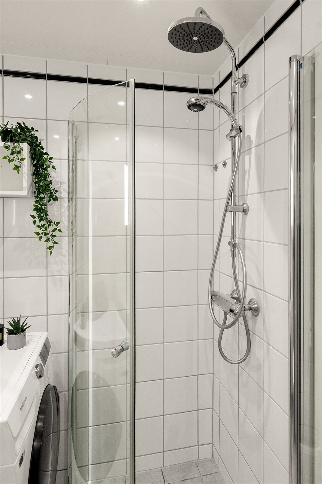 Dusjhjørne med svingbare glassdører utnytter plassen effektivt. Galleribilde