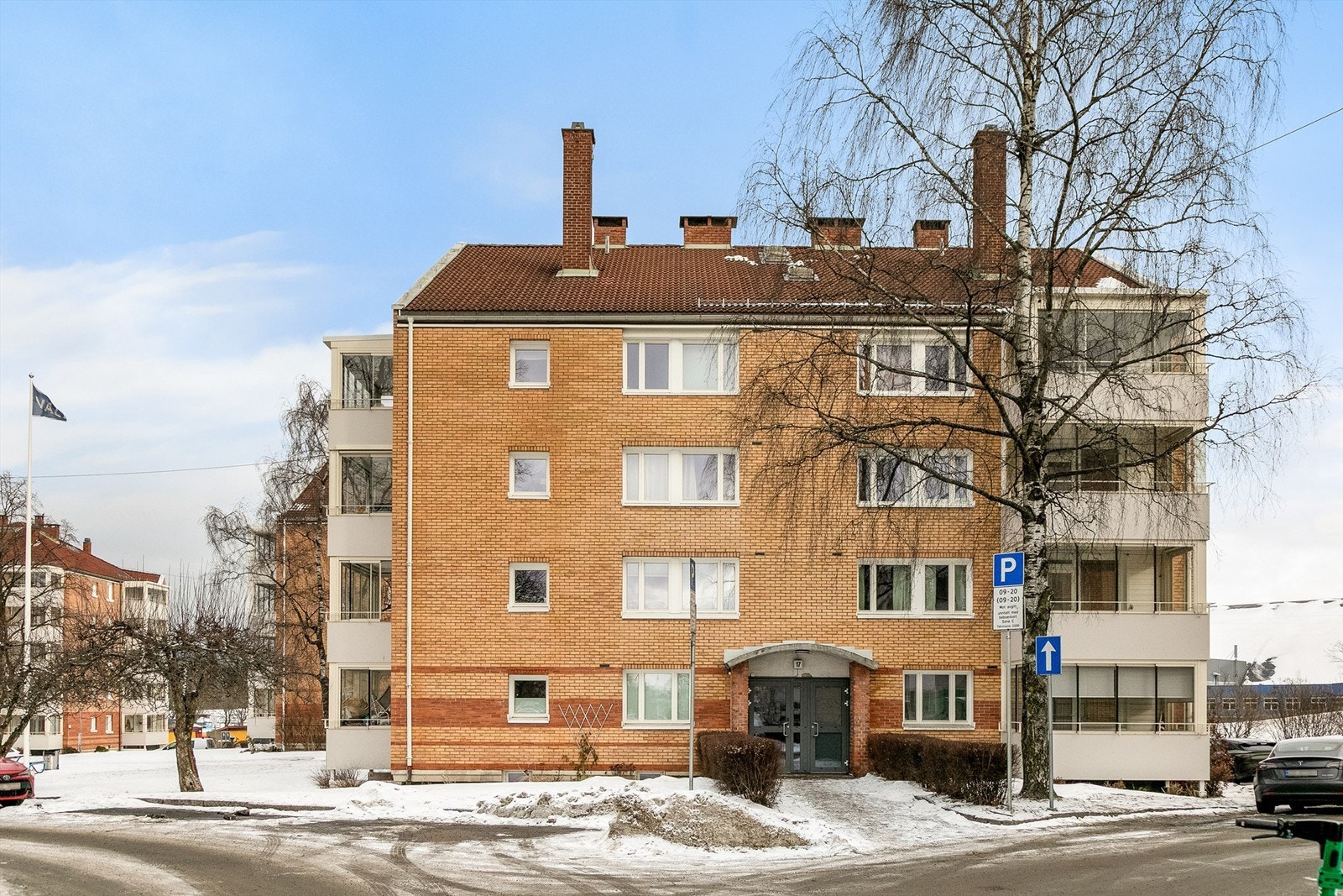 Bygget har en klassisk teglsteinsfasade og ligger i en rolig blindvei. Galleribilde