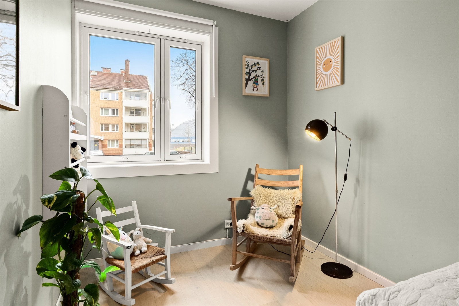 Leiligheten ligger fint til i en blindvei med lite trafikk. Galleribilde