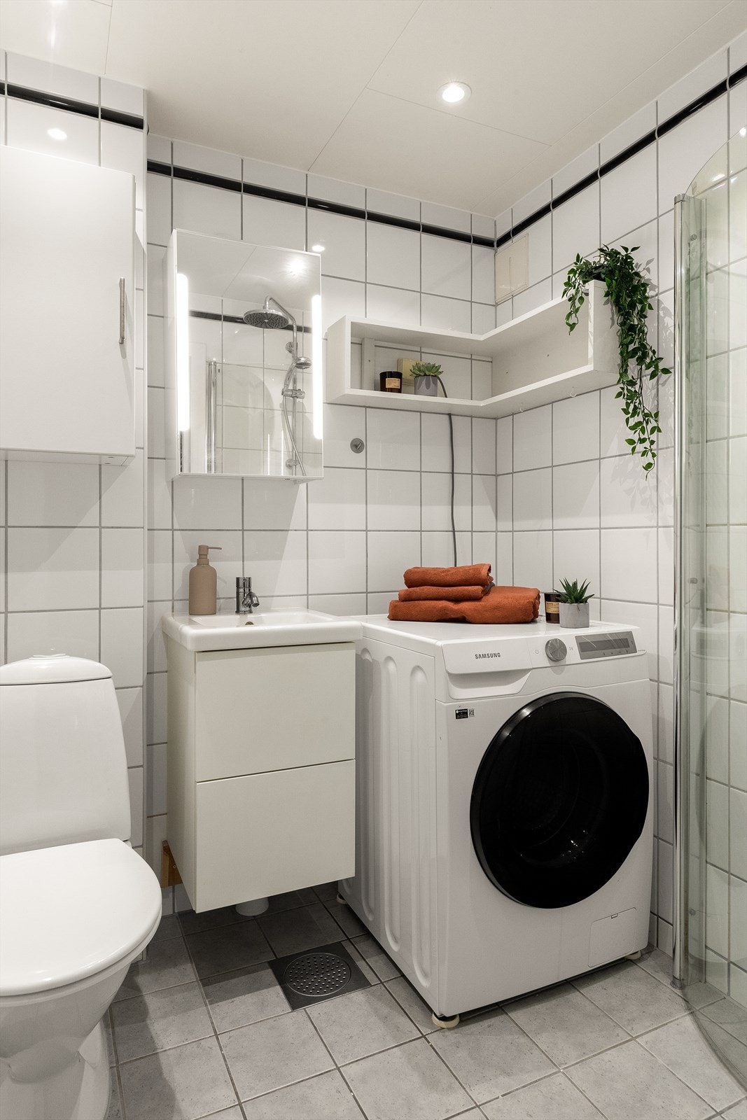 Her er det elektrisk gulvvarme, downlights i taket og opplegg for vaskemaskin Galleribilde