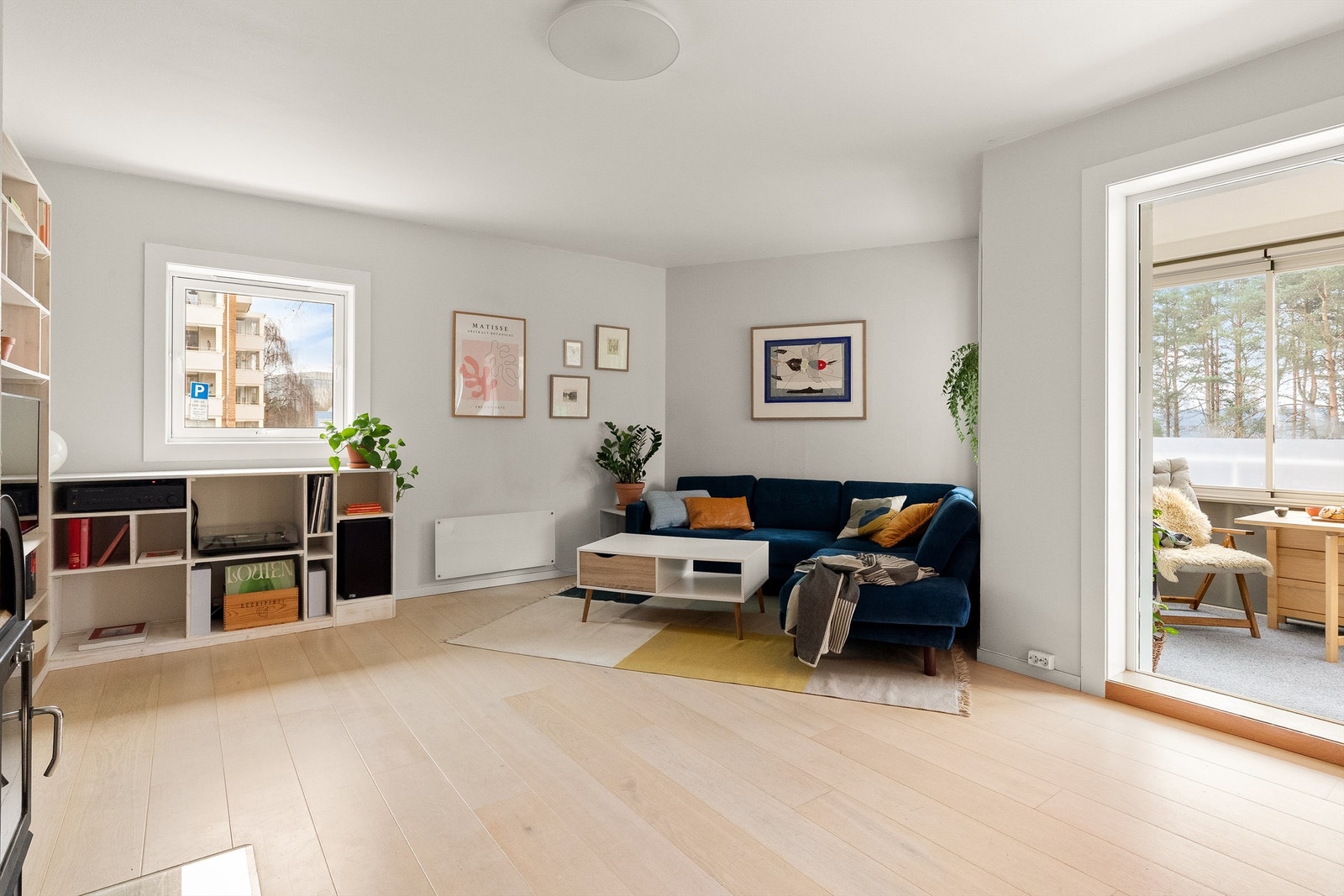 Stuen har god planløsning og kan enkelt innredes med en sofagruppe med tilhørende salongbord og annet ønskelig stuemøblement. Galleribilde