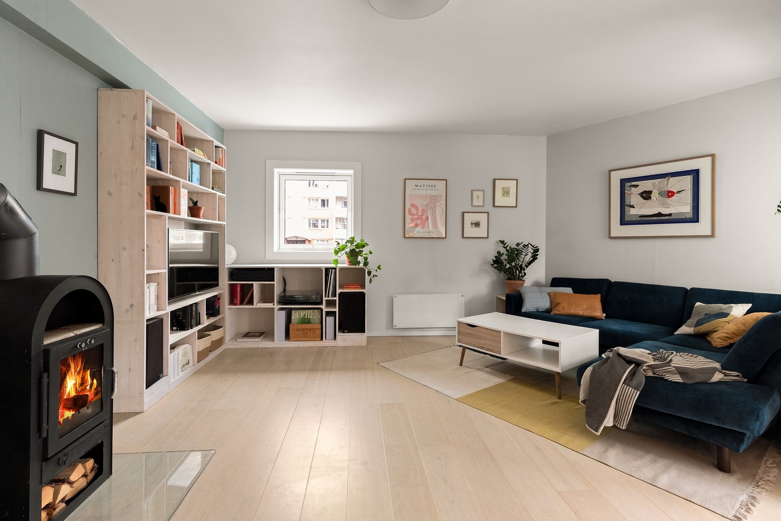 Leiligheten har store vindusflater som gir godt med naturlig lys. Galleribilde