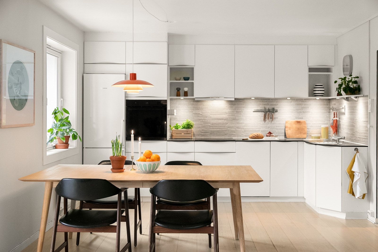 Pent Kvik-kjøkken fra 2015 med glatte fronter og god skapplass. Galleribilde