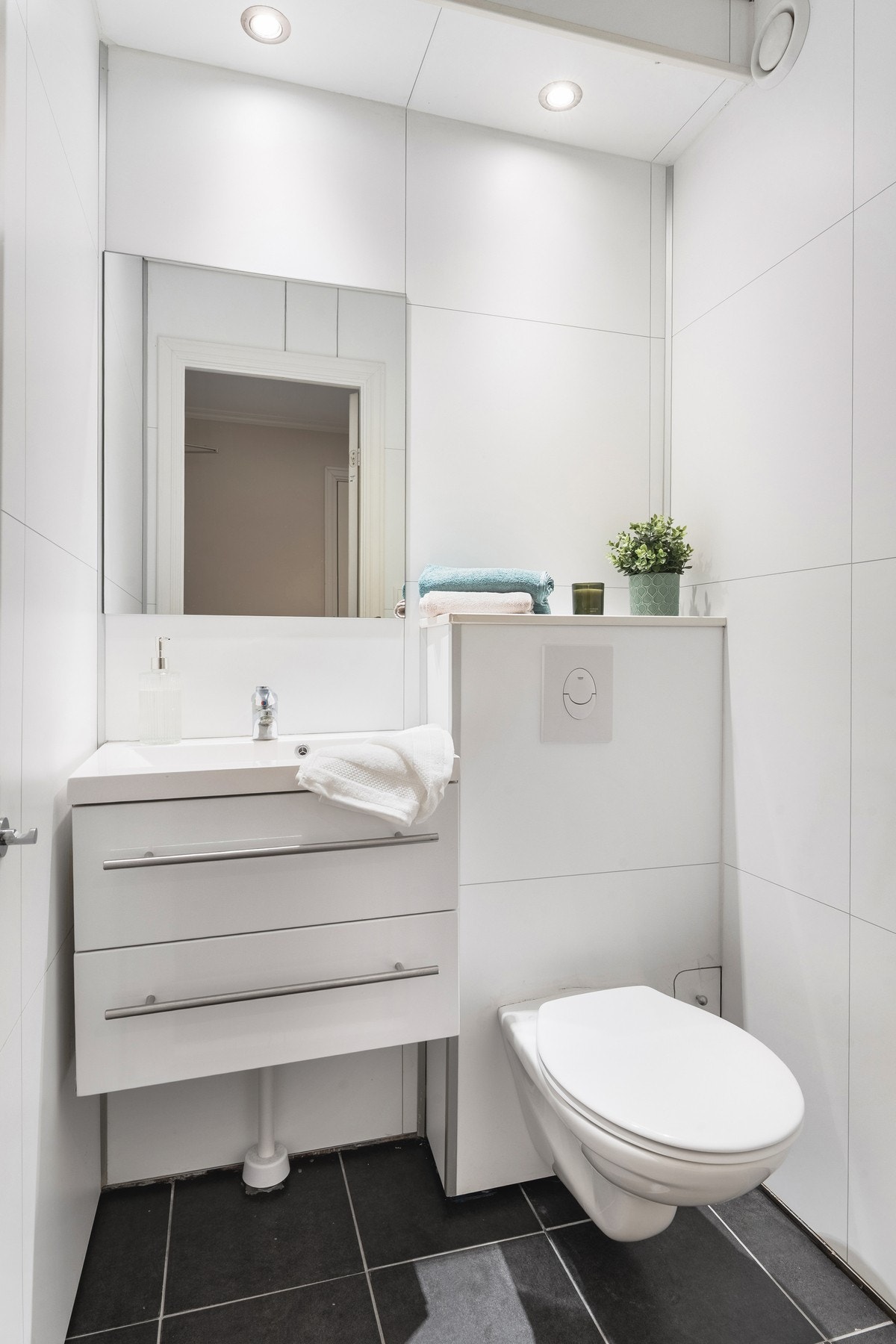 Toalettrommet er innredet med vegghengt toalett og servant med innredning. Galleribilde