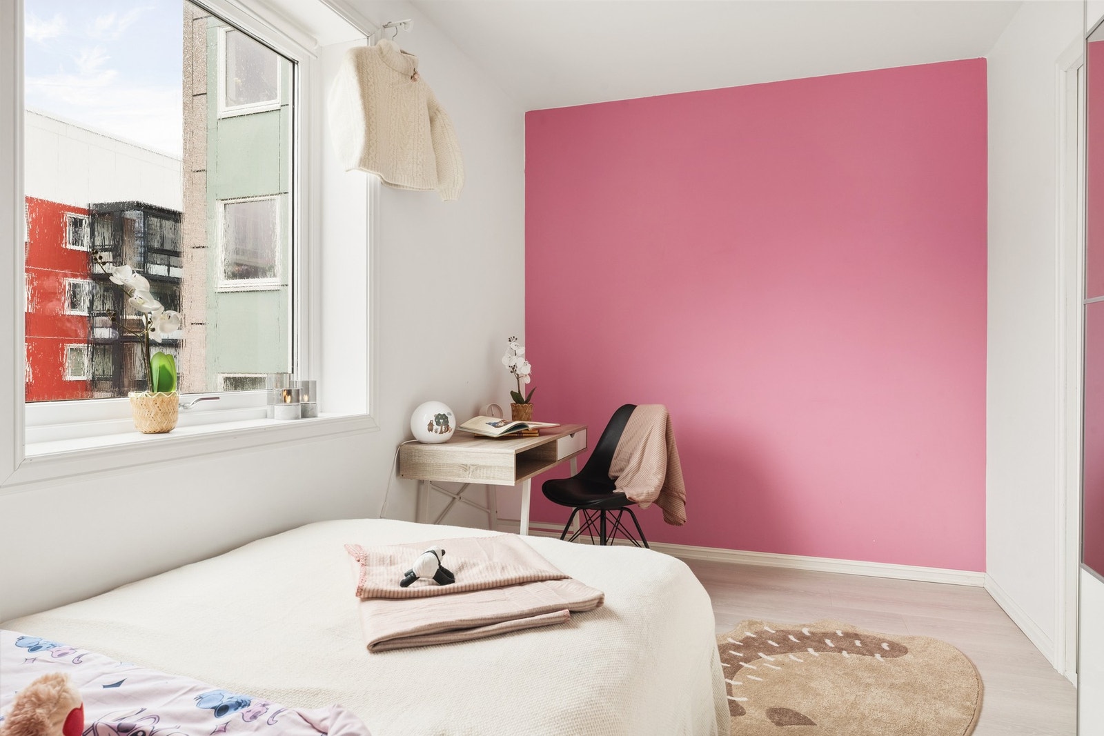 Her er det god plass til å møblere med seng, garderobe og tilhørende møblement. Galleribilde