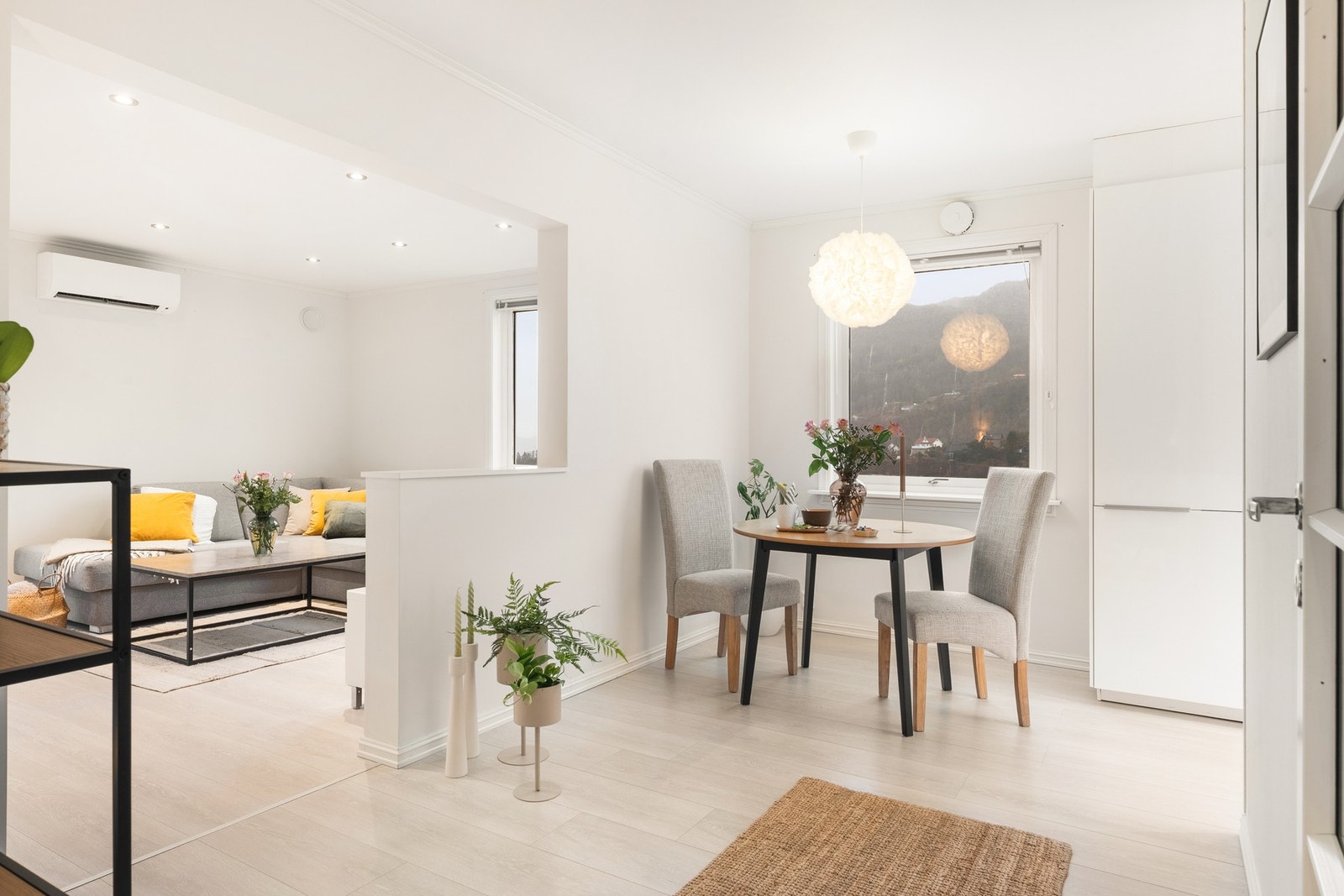 Naturlig sone for spisebord. Merk naturskjønn utsikt fra vinduet. Galleribilde