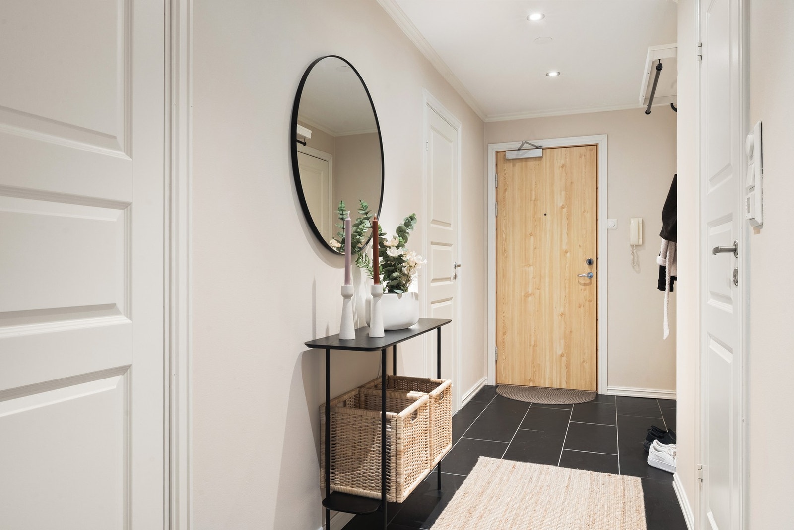 Entréen er flisflagt, noe som er gjør at den godt tåler fukt og søl fra yttersko. Galleribilde