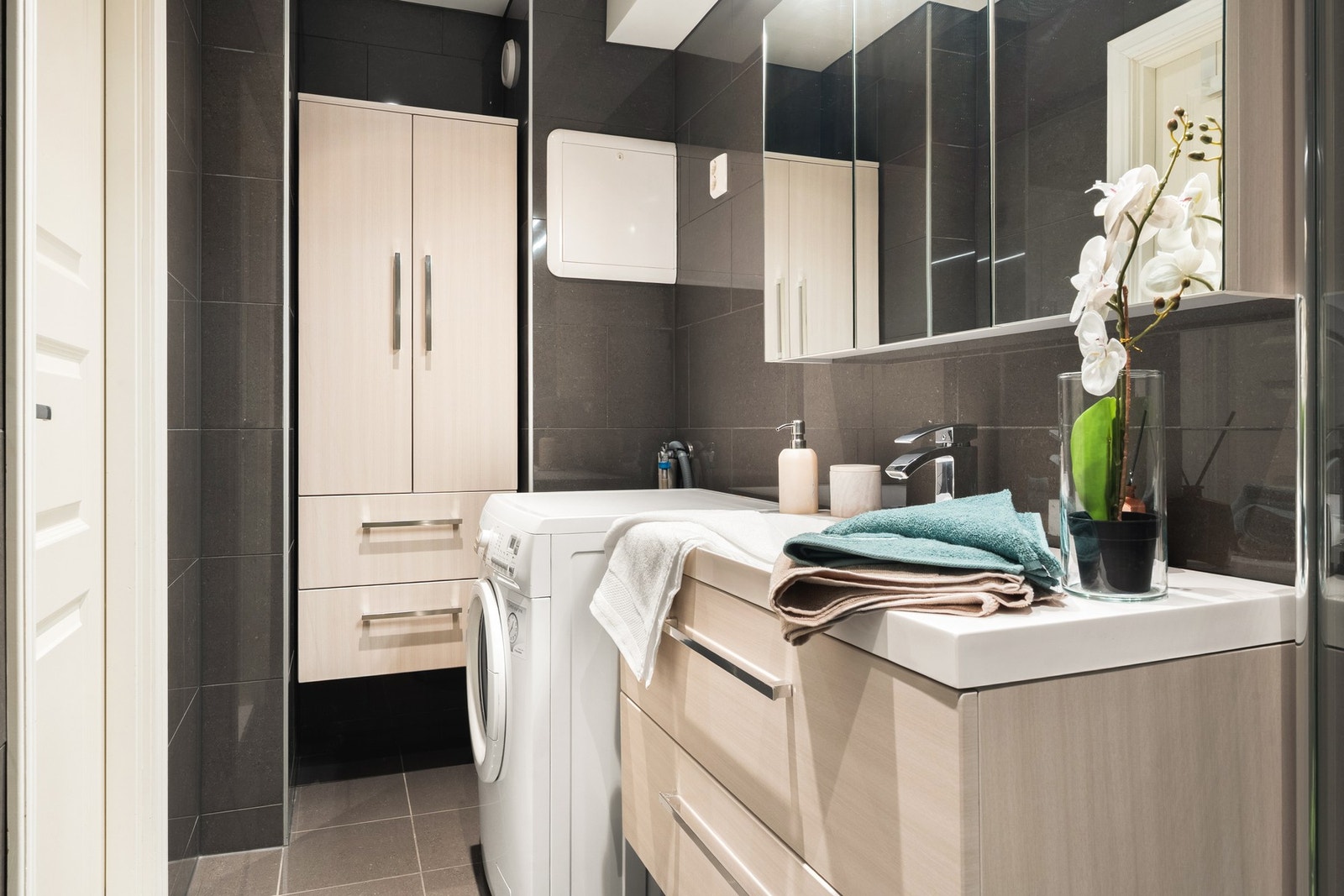 Fint helfliset bad med varme i gulv. Galleribilde