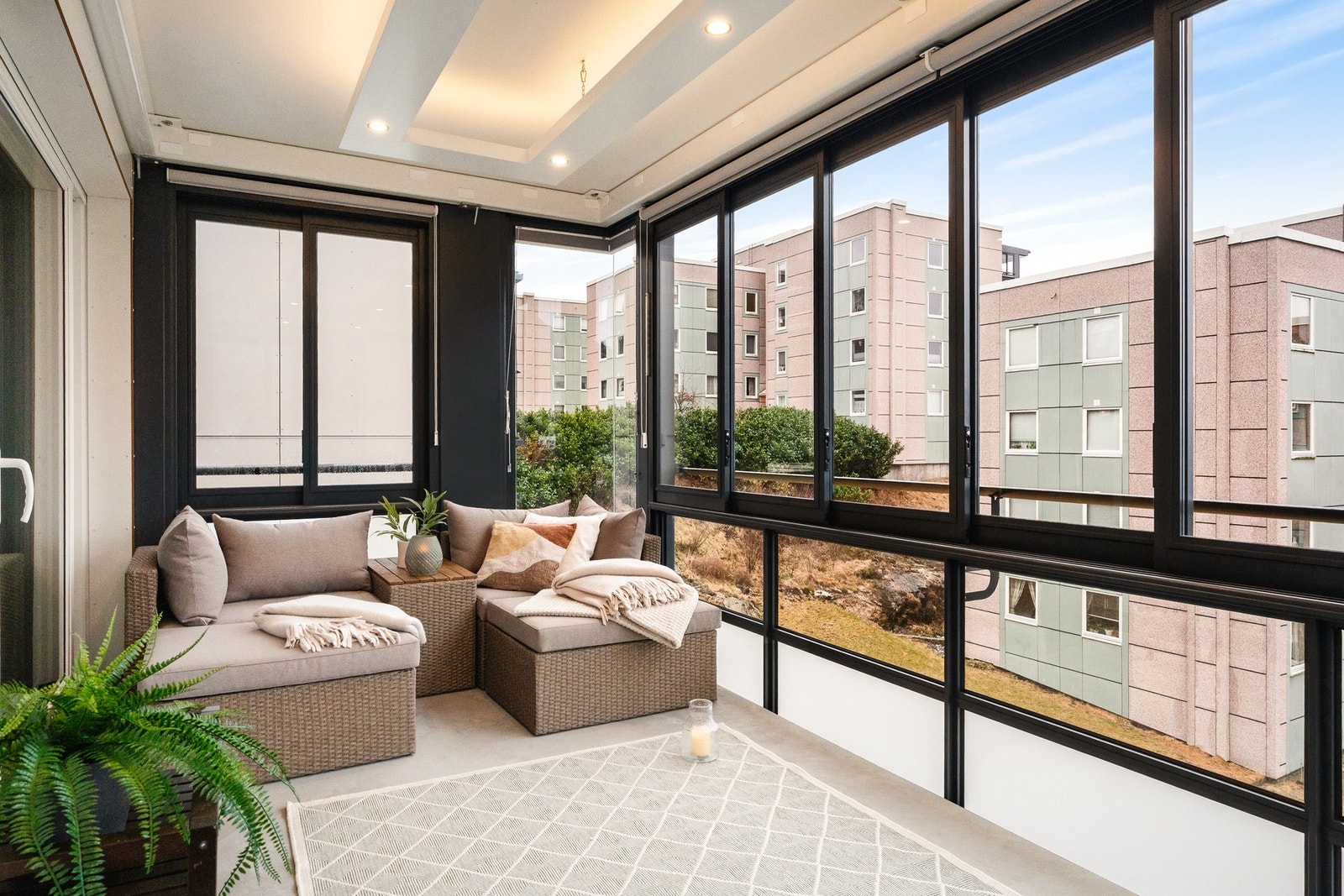 Leiligheten har en stor innglasset balkong på 13,3 kvm. Galleribilde