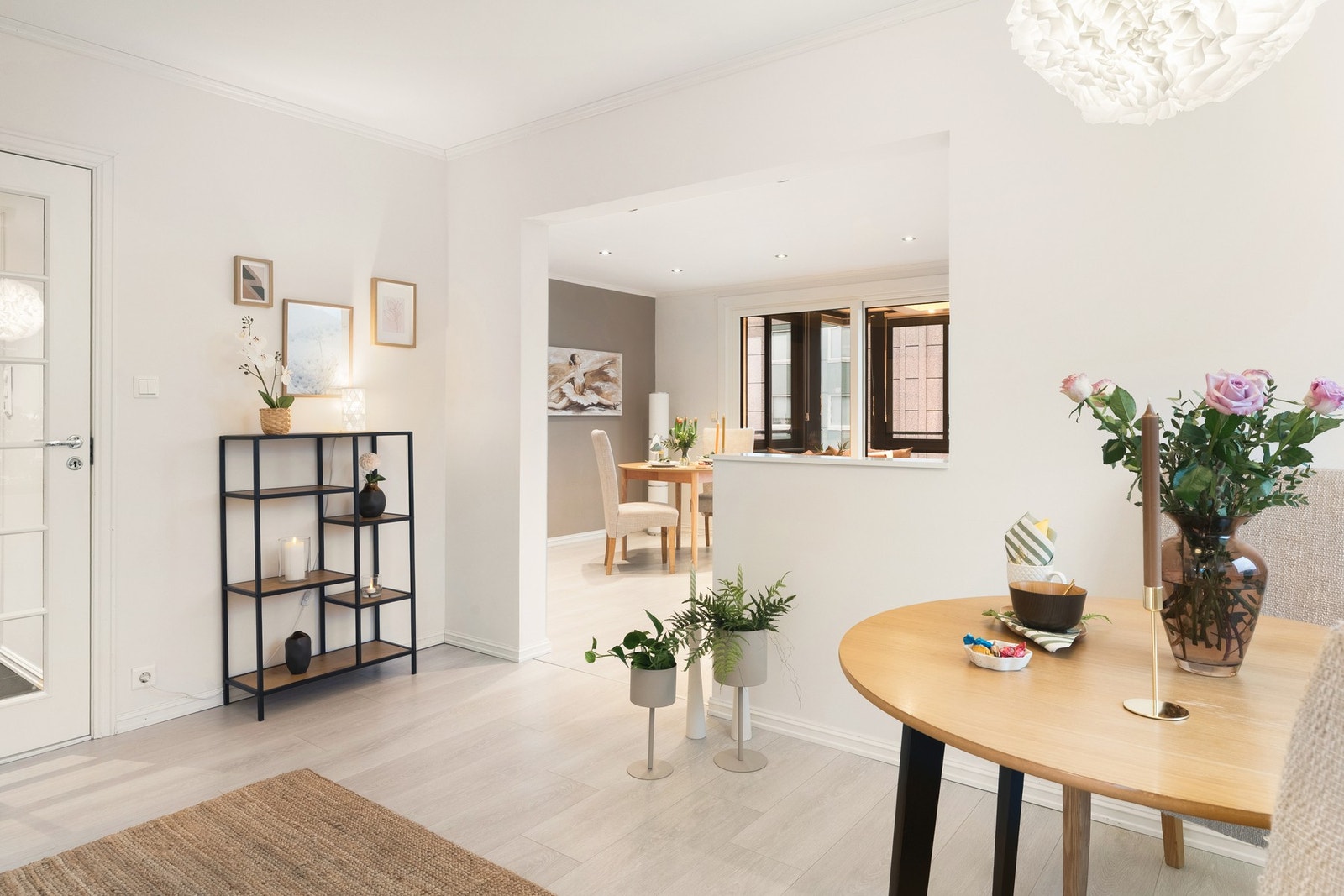 Kjøkken og spisestue ligger separat fra stuen, men har en delvis åpenløsning som gir en god romfølelse. Galleribilde