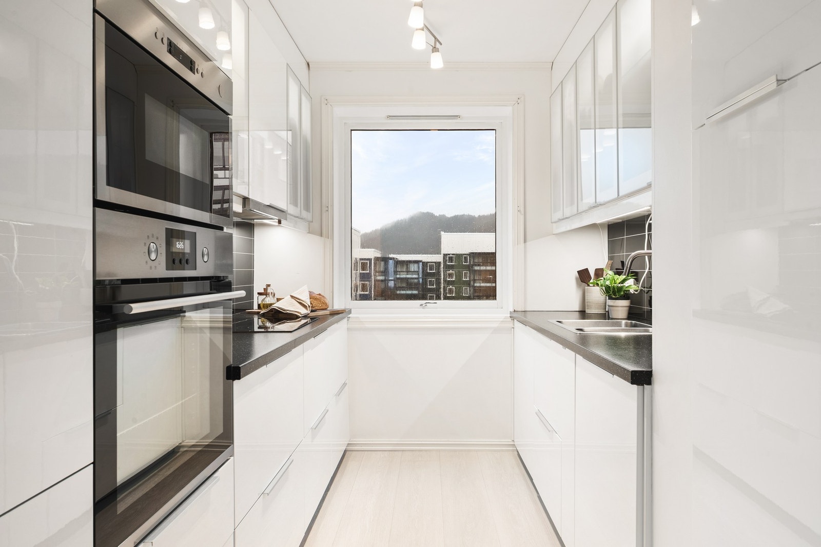 Flott kjøkken med glatte fronter og laminat benkeplate. Galleribilde