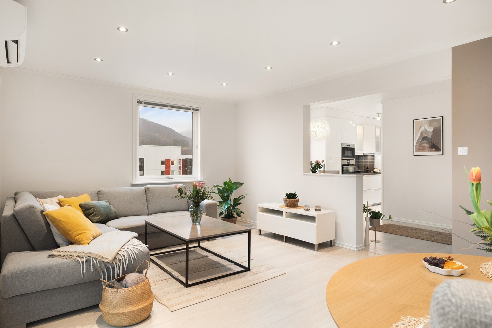 Stuen måler 22,7 kvm. Galleribilde