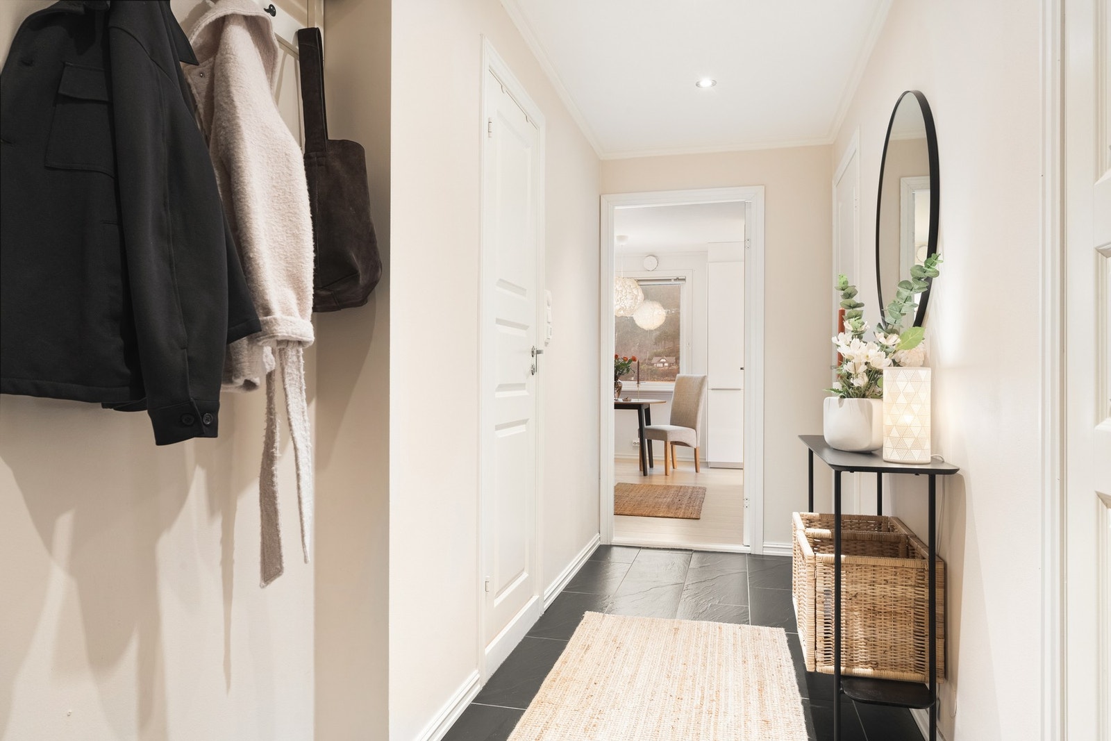 Romslig og innbydende entré på 6,7 kvm, her er det god plass til å henge fra seg yttertøy. Galleribilde
