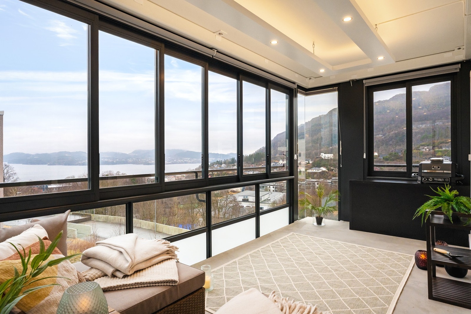 En flott 4-roms med en nydelig innglasset balkong. Galleribilde