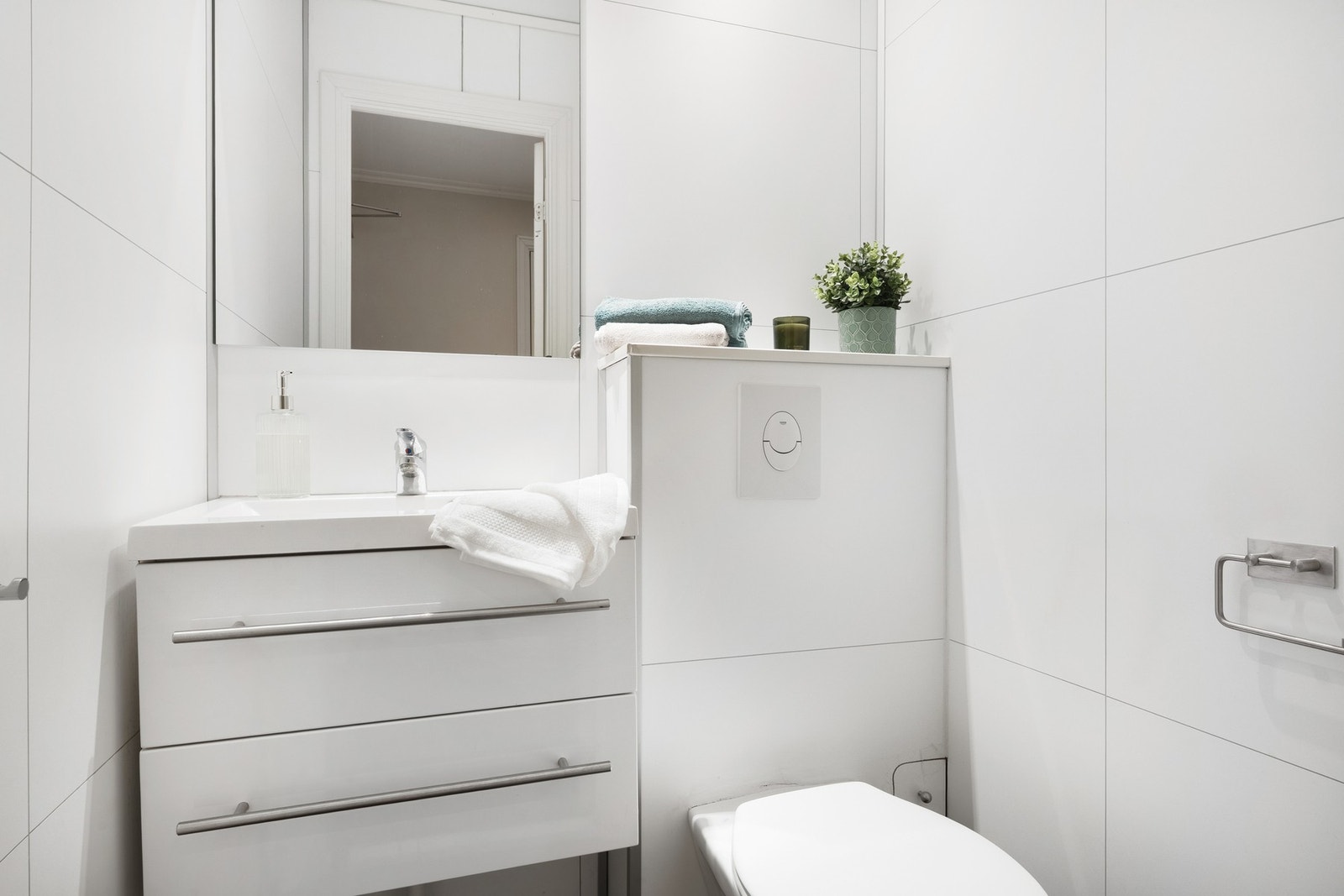 Fint toalettrom med flislagt gulv. Galleribilde