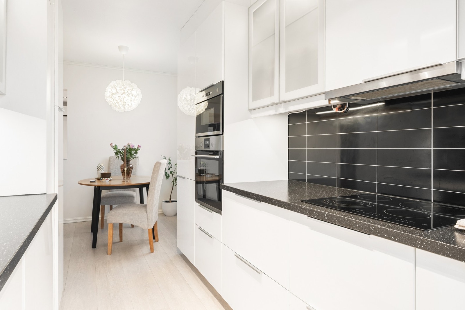 Det er god skap- og benkeplass på kjøkkenet som gjør matlagingen til en drøm. Galleribilde