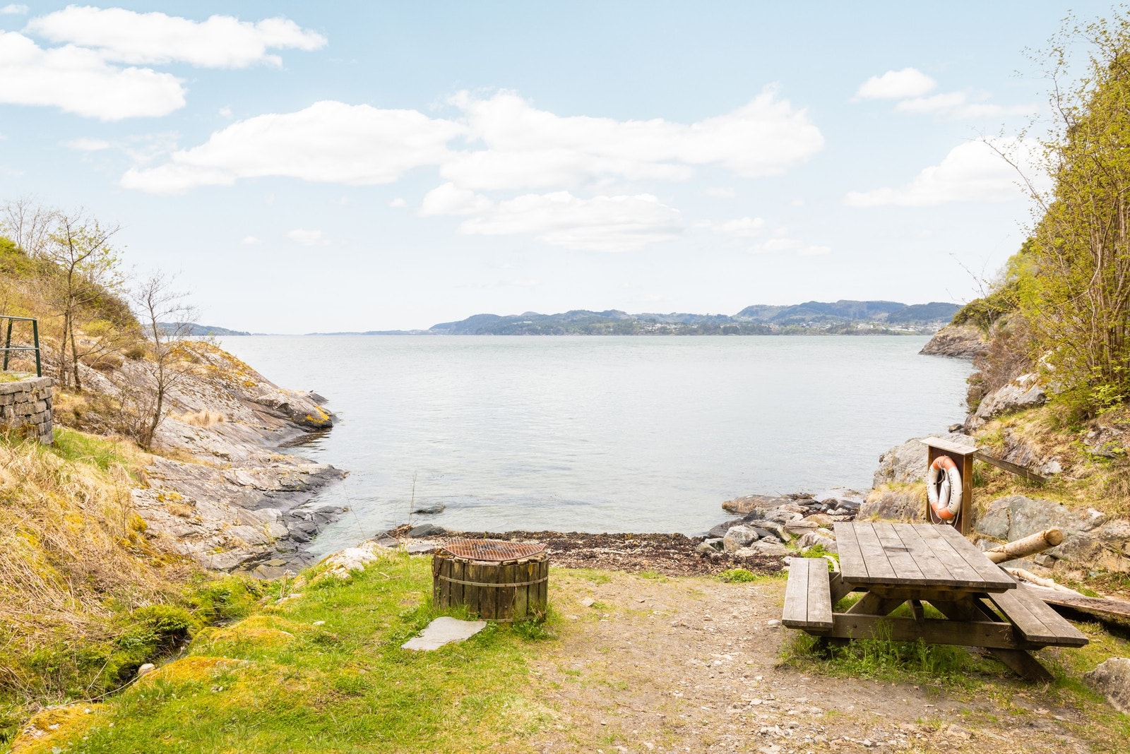 Det er kort vei til sjøen og koselig badeplass. Galleribilde