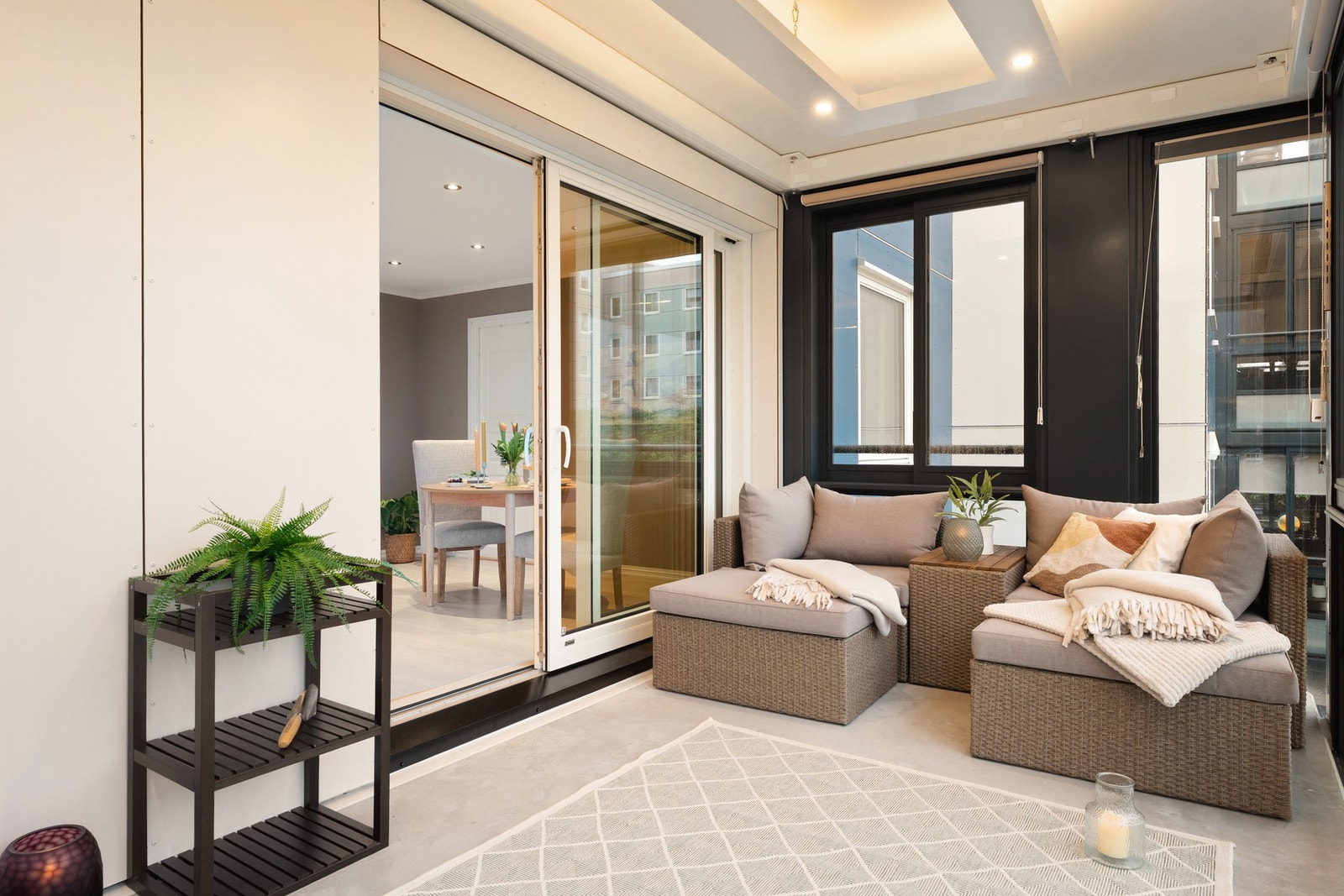 Her har man fine solforhold og ettersom balkongen er innglasset kan den benyttes året rundt. Galleribilde