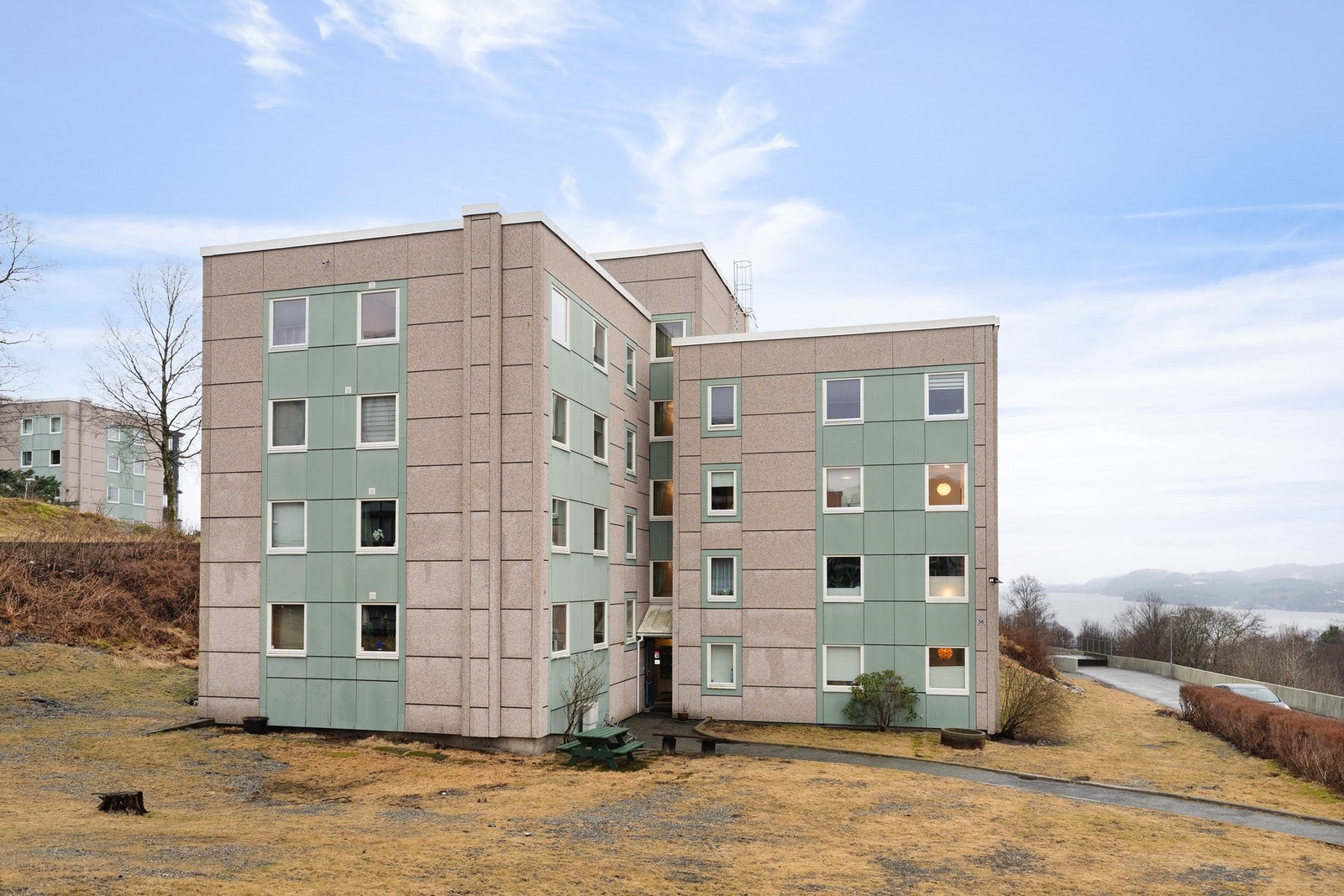 Borettslaget har fine fellesområder med grøntområder, lekeplasser og ballbinge. Galleribilde