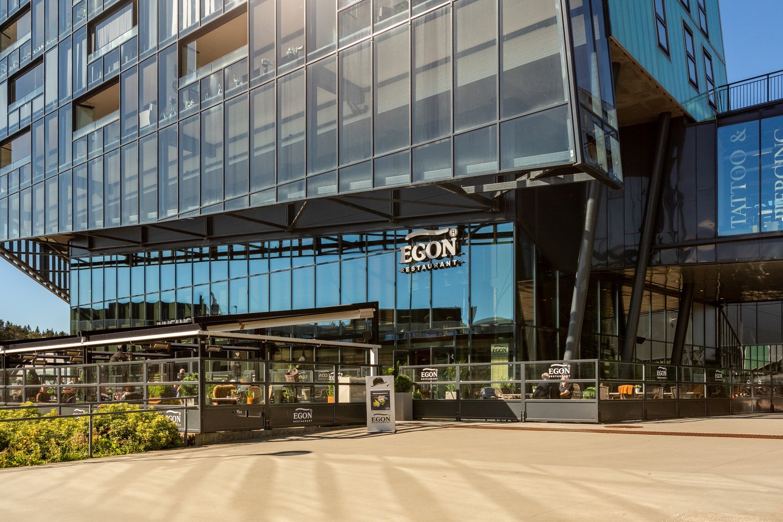 Det er kun en kort kjøretur til Horisont senter og Åsane senter med stort utvalg butikker, spisesteder og servicetilbud. Galleribilde