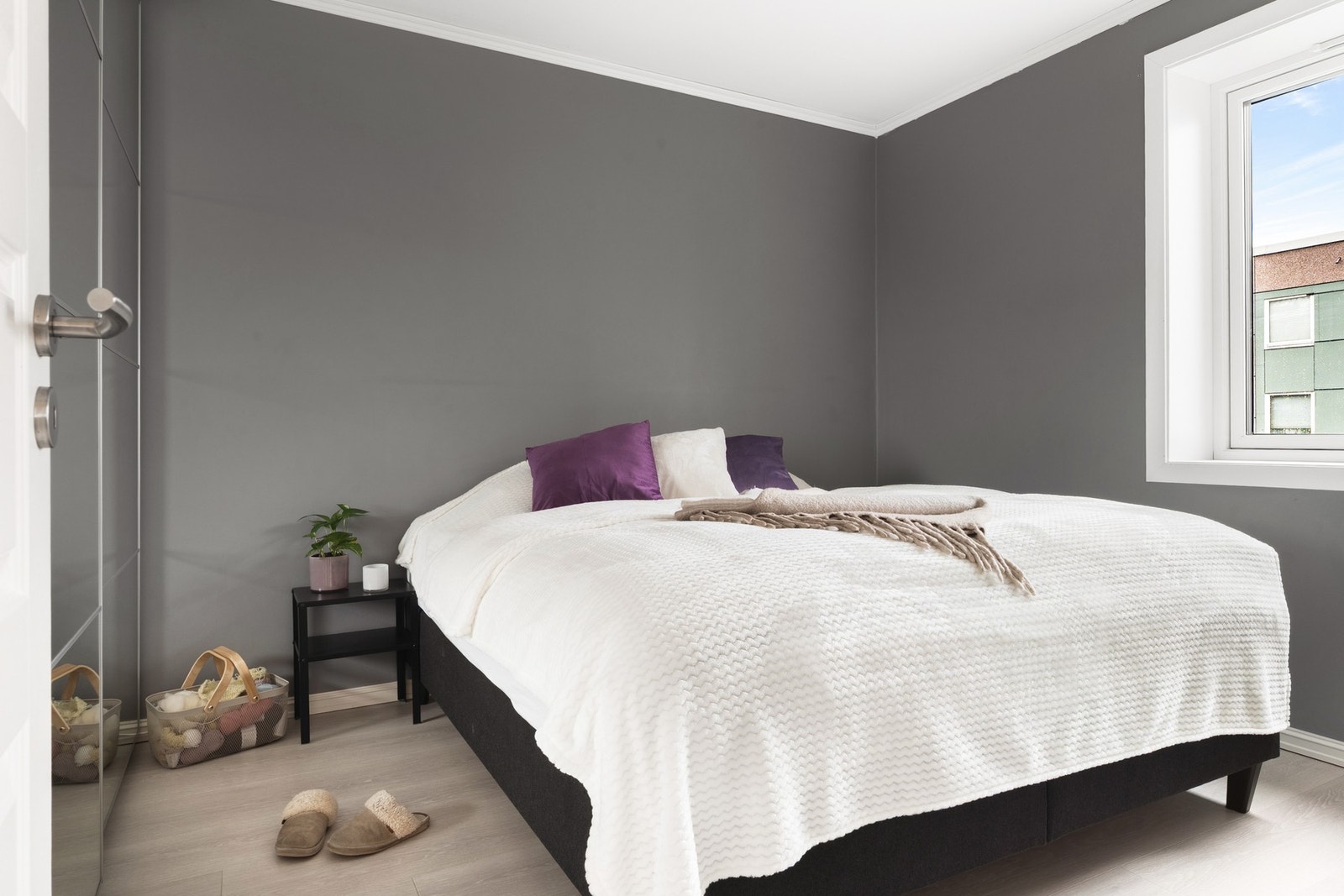 Fint hovedsoverom på 10,9 kvm med god plass til dobbeltseng og garderobe. Galleribilde