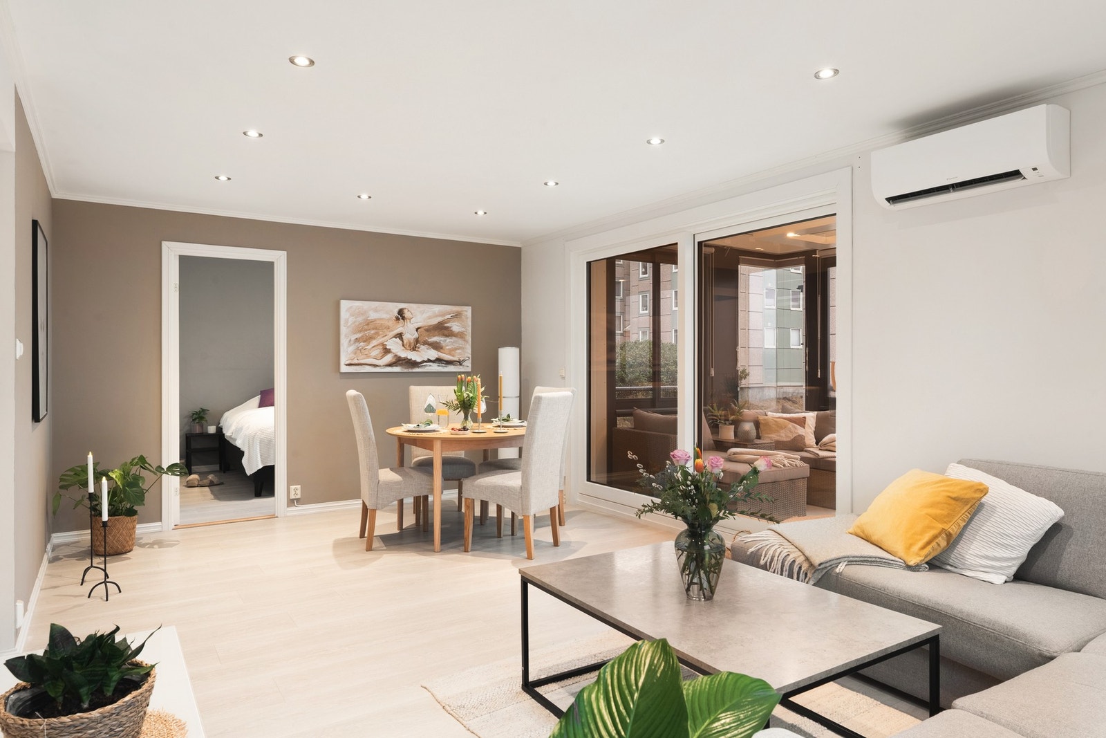 I stuen er det varmepumpe som sørger for en behagelig innetemperatur. Galleribilde