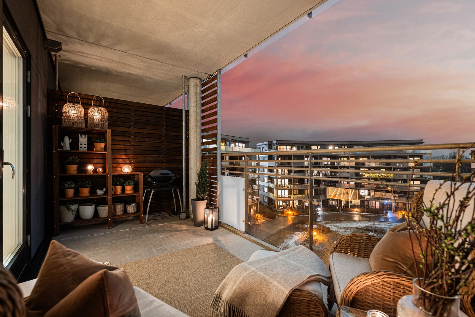 Frittliggende og stor balkong Galleribilde