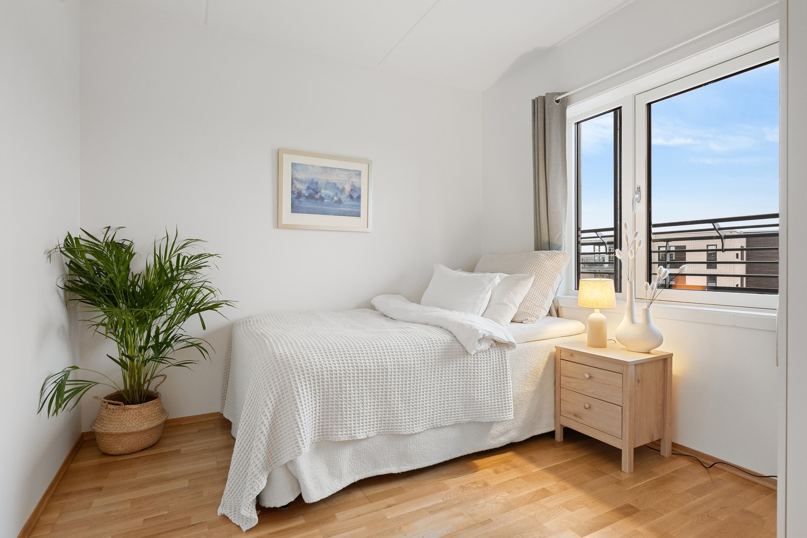 Soverom med god plass til dobbeltseng, nattbord mm. Galleribilde