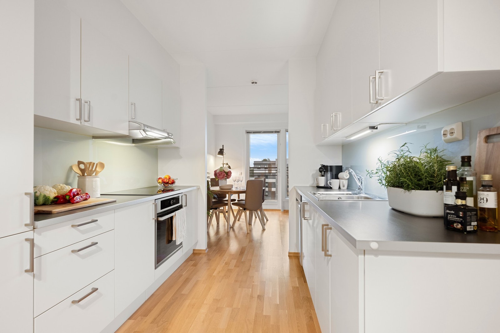 Romslig kjøkken med integrerte hvitevarer Galleribilde