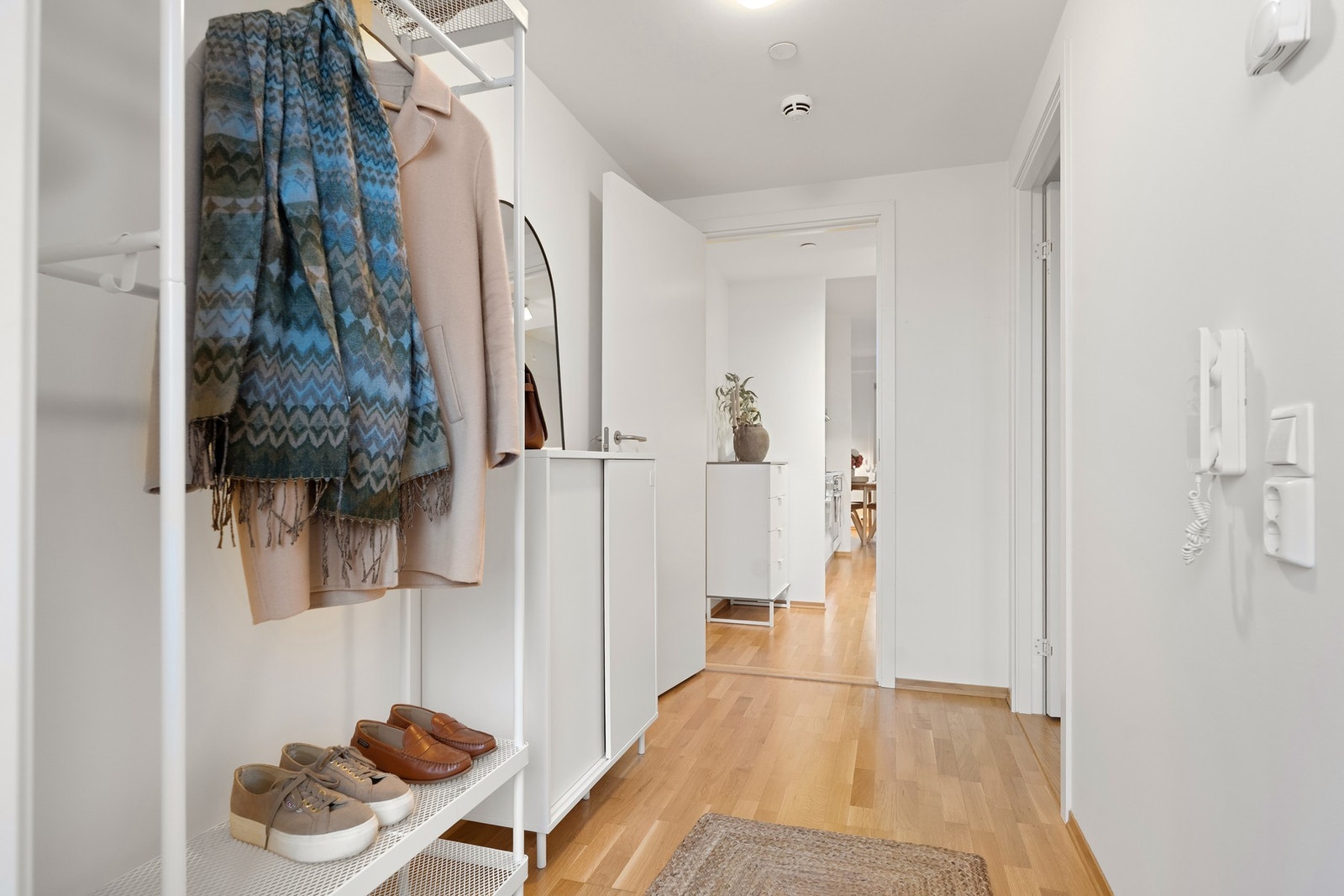 Gang med plass til ønsket garderobeløsning Galleribilde