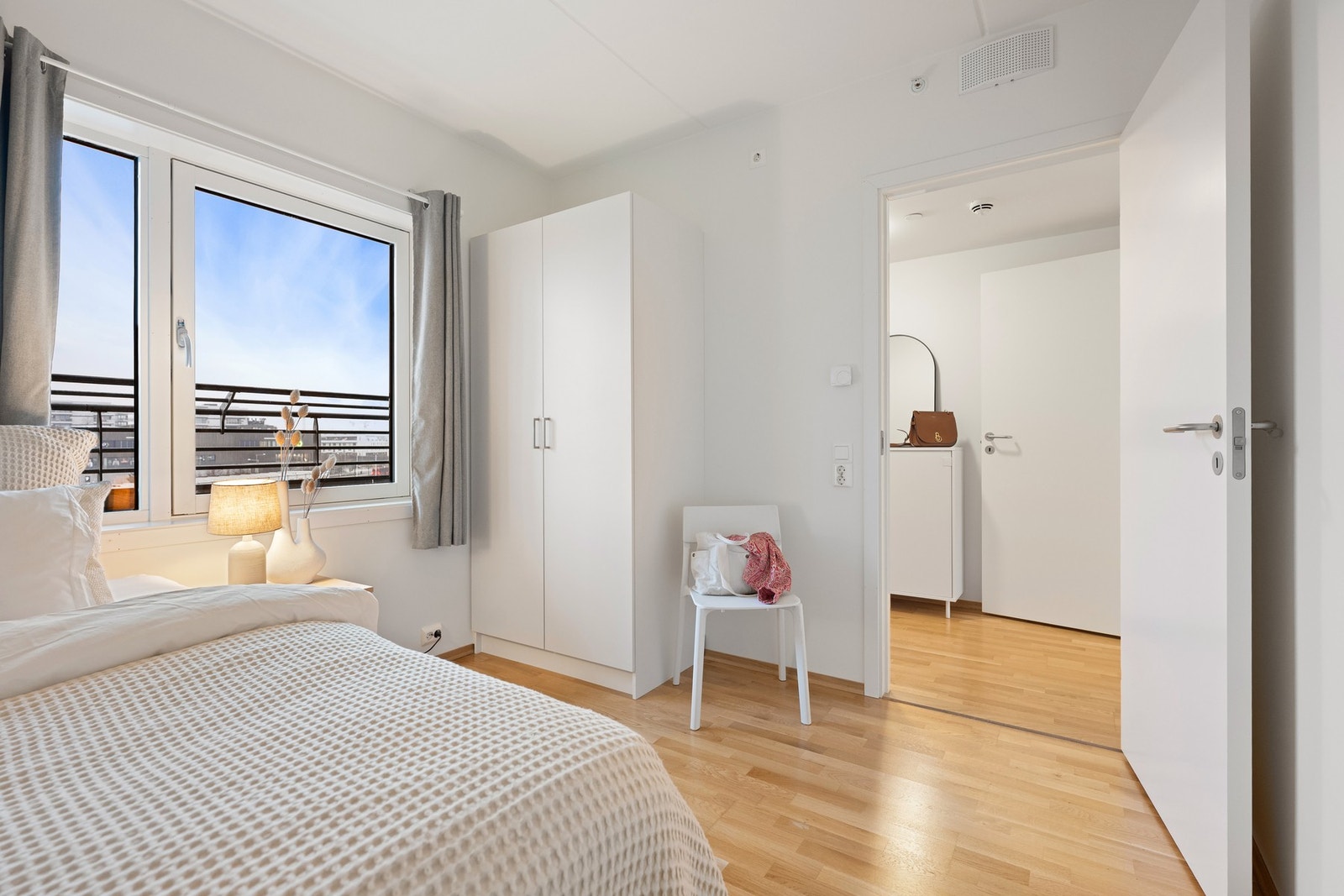 Innredet med garderobeskap Galleribilde